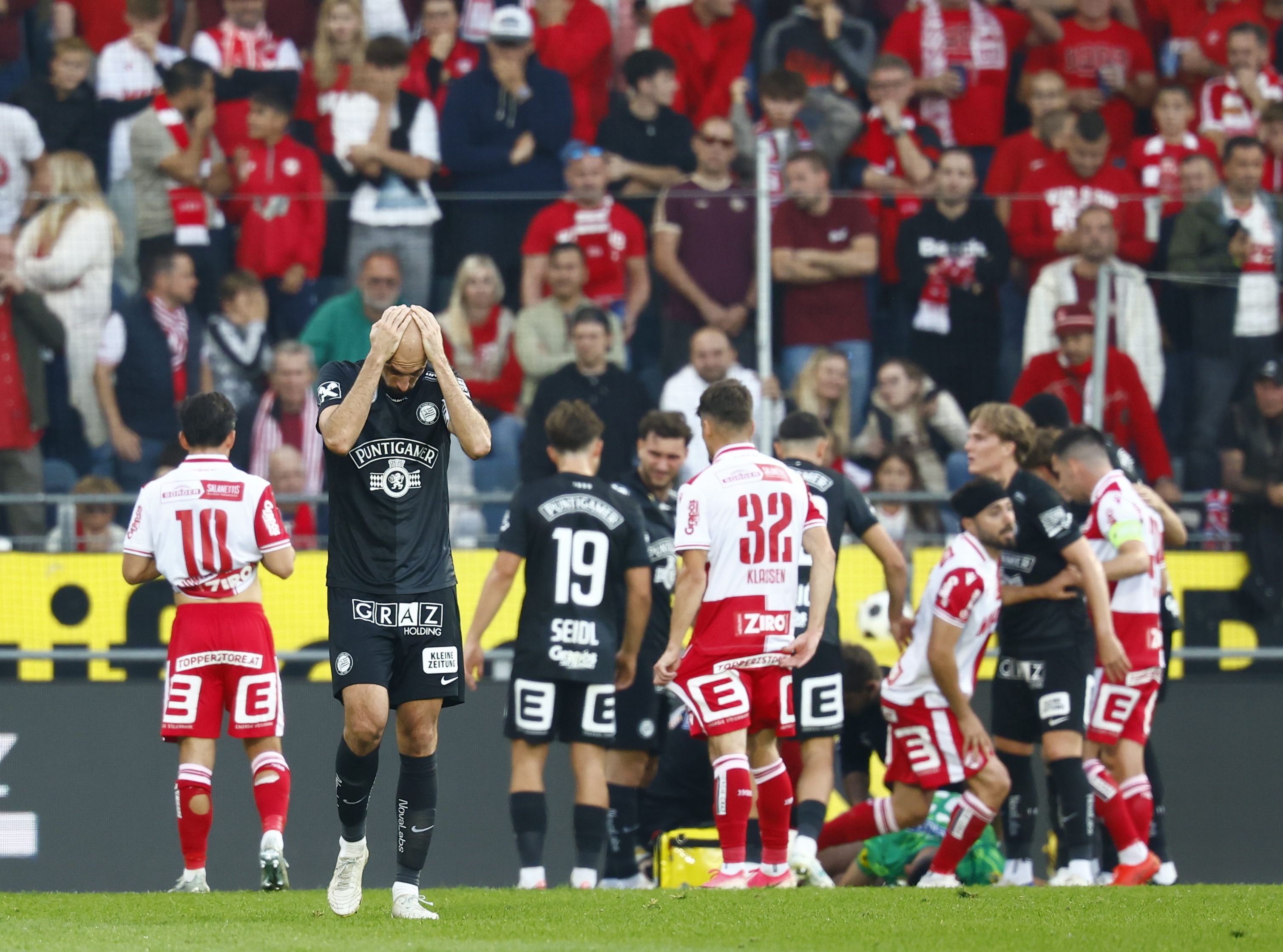 Sturm-Goalie Khudyakov verletzte sich bei einem Abschlag schwer. 