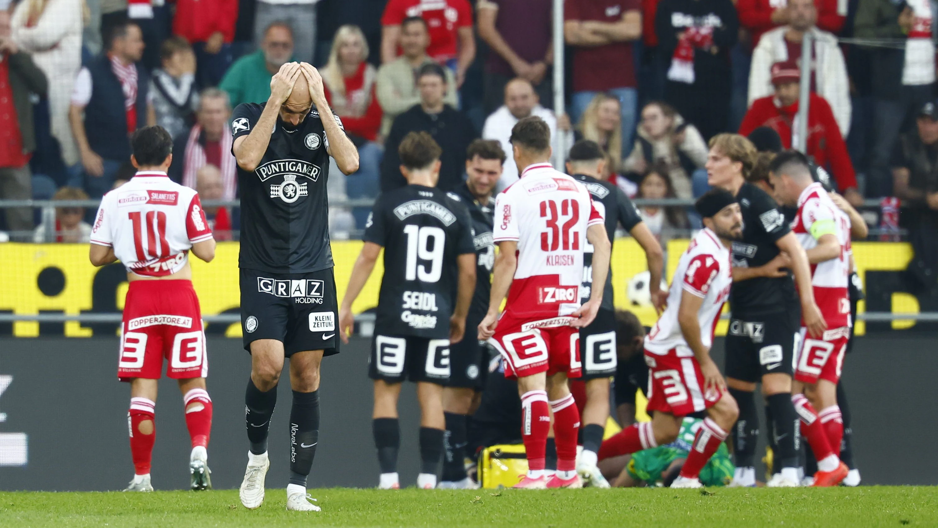 Sturm-Goalie Khudyakov verletzte sich bei einem Abschlag schwer. 