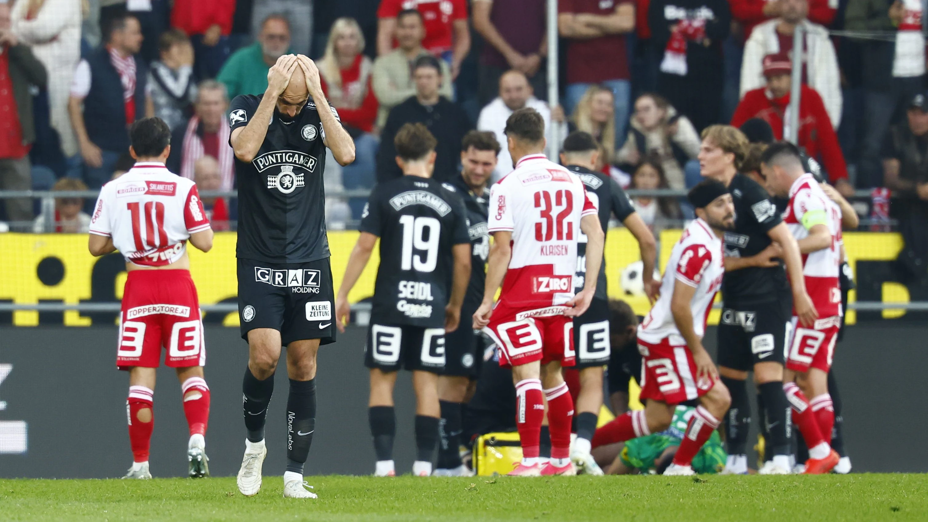Sturm-Goalie Khudyakov verletzte sich bei einem Abschlag schwer. 