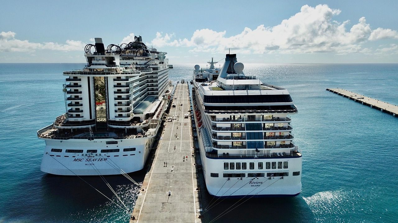 Kreuzfahrtschiff aus der Drohnenperspektive