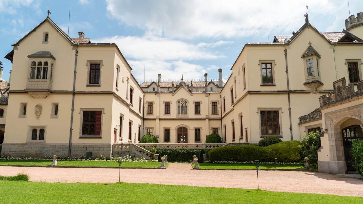 Das Fünf-Sterne-Resort nahe Arona, rund 45 Autominuten von Mailand entfernt. Die Zimmerpreise variieren je nach Termin und Kategorie.