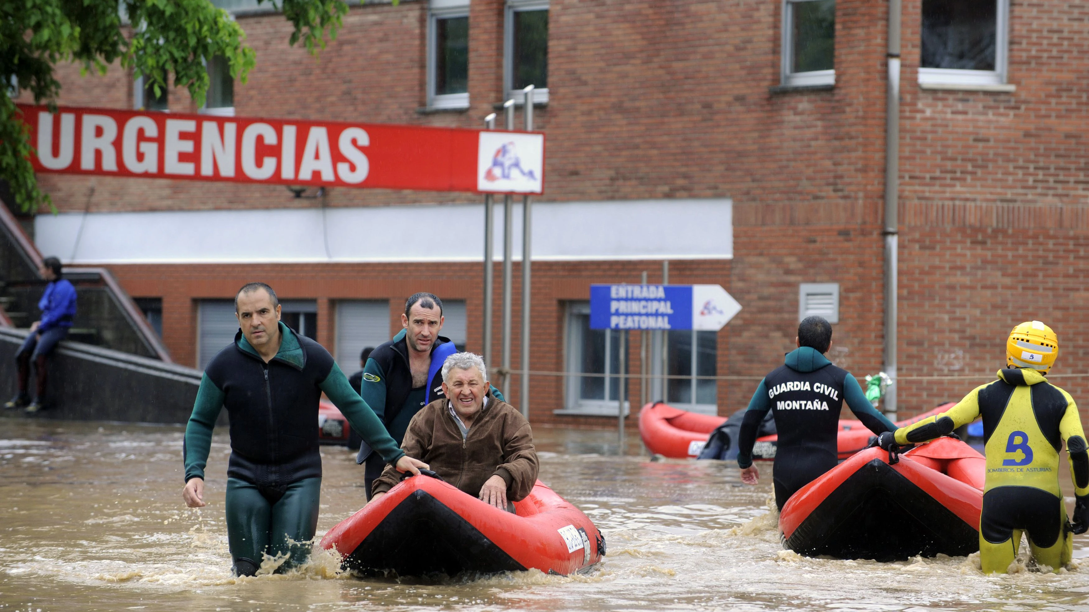 Heute.at - Sie flüchten auf Dächer – 3 Tote nach Flut in Spanien