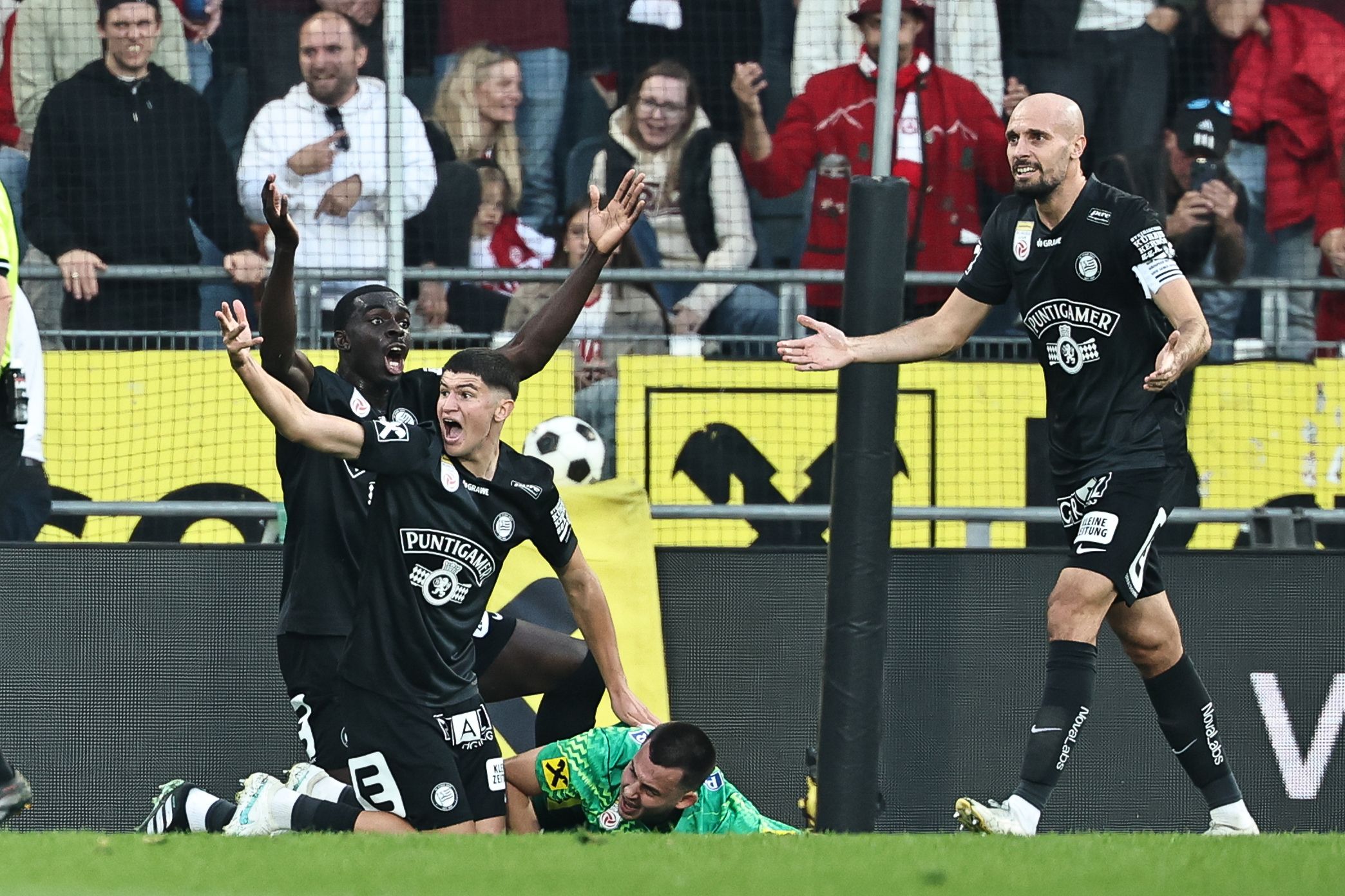 Khudyakov am Boden: Die Sturm-Spieler schreien um Hilfe.