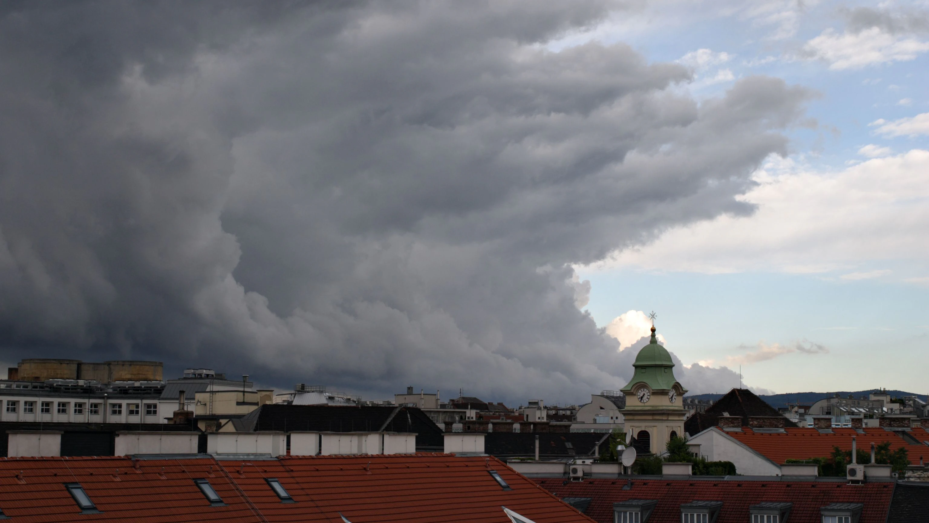 In Österreich bleibt es zunächst ruhiger, bevor zur Wochenmitte Regen und eine Kaltfront das Wetter verändern.