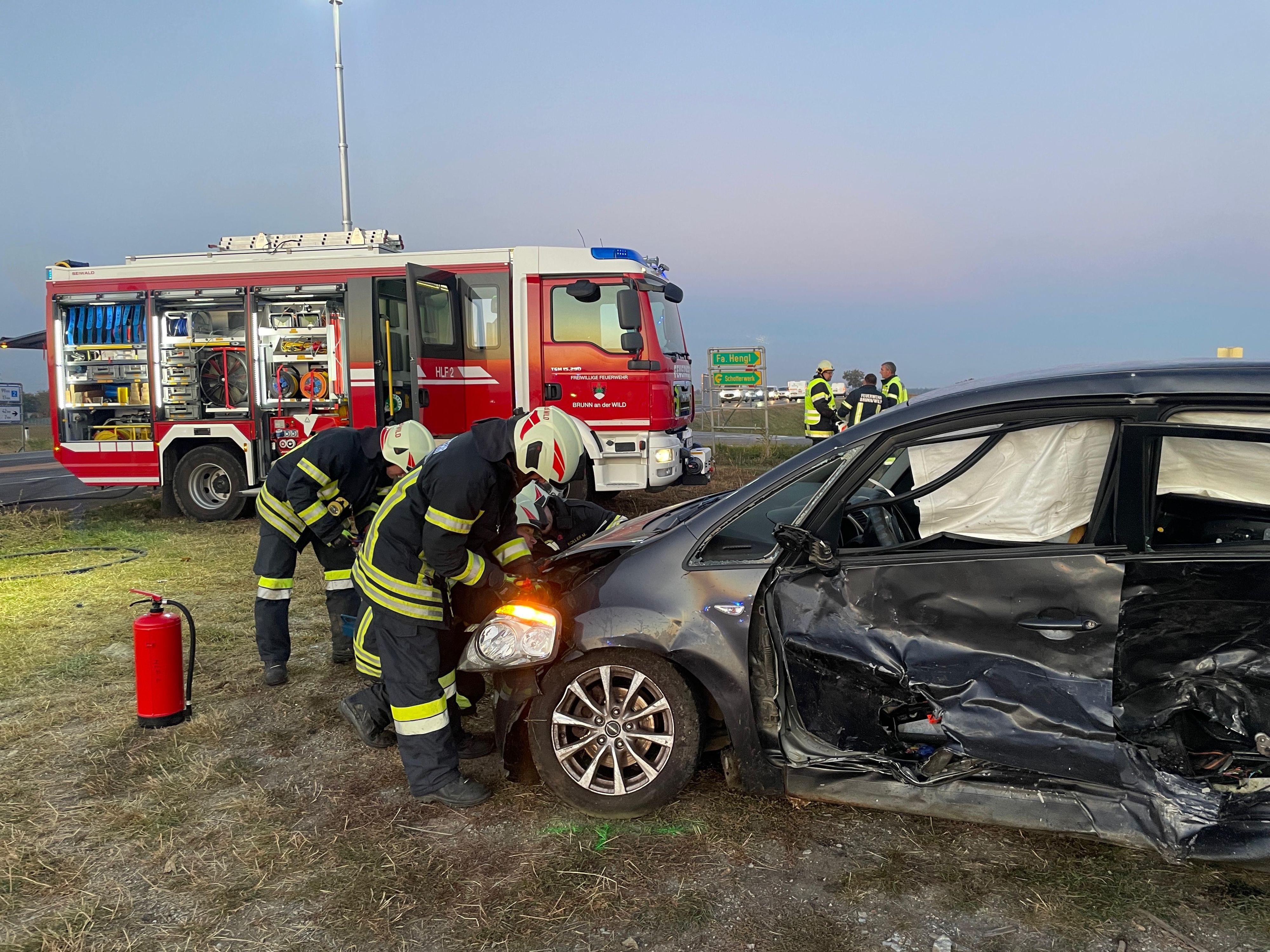 Der 87-jährige Lenker erlitt dabei so schwere Verletzungen, dass für ihn jede Hilfe zu spät kam.