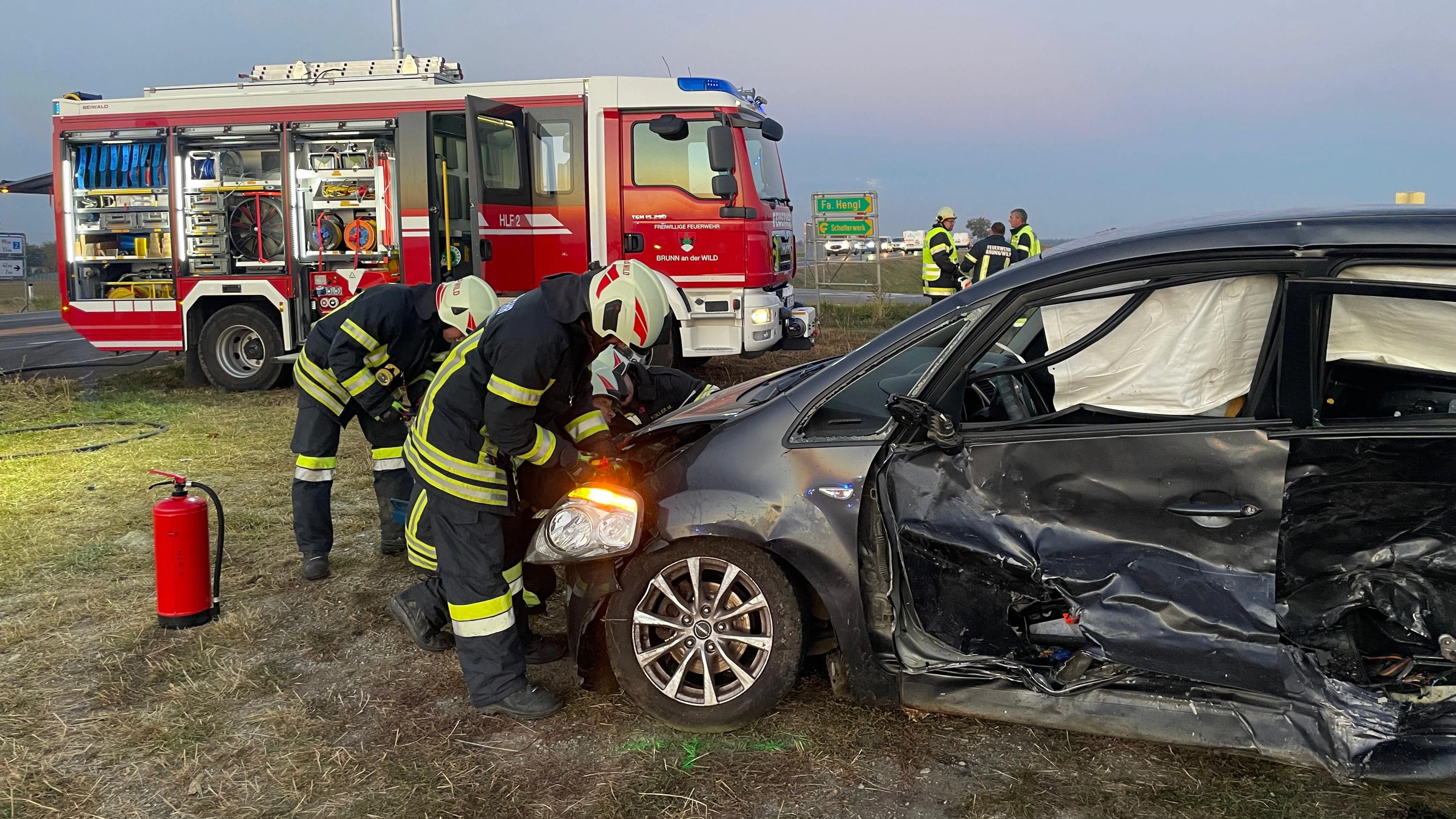 Der 87-jährige Lenker erlitt dabei so schwere Verletzungen, dass für ihn jede Hilfe zu spät kam.
