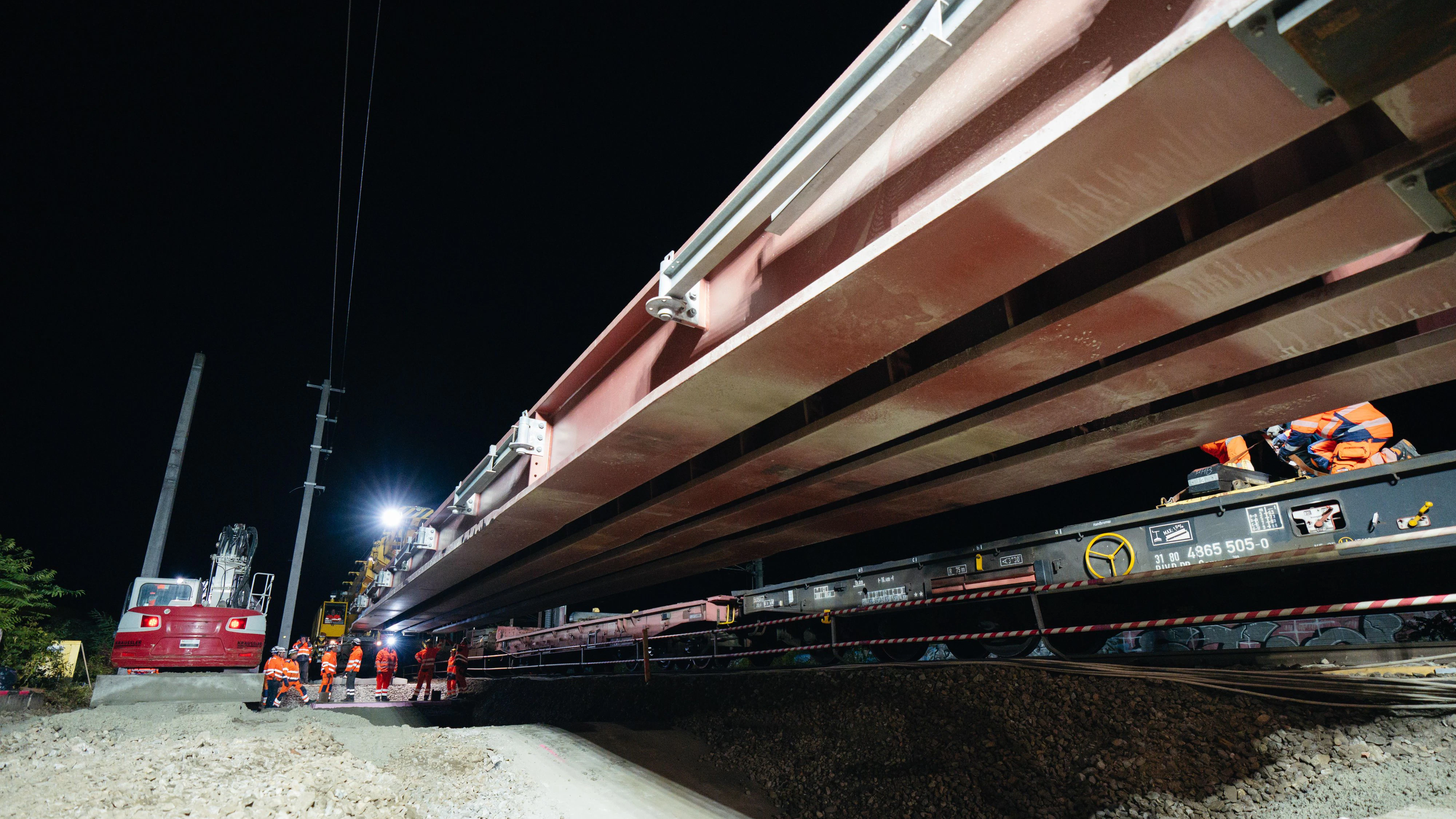 Kran brachte 74 Tonnen schwere Hilfsbrücke auf Schiene. 