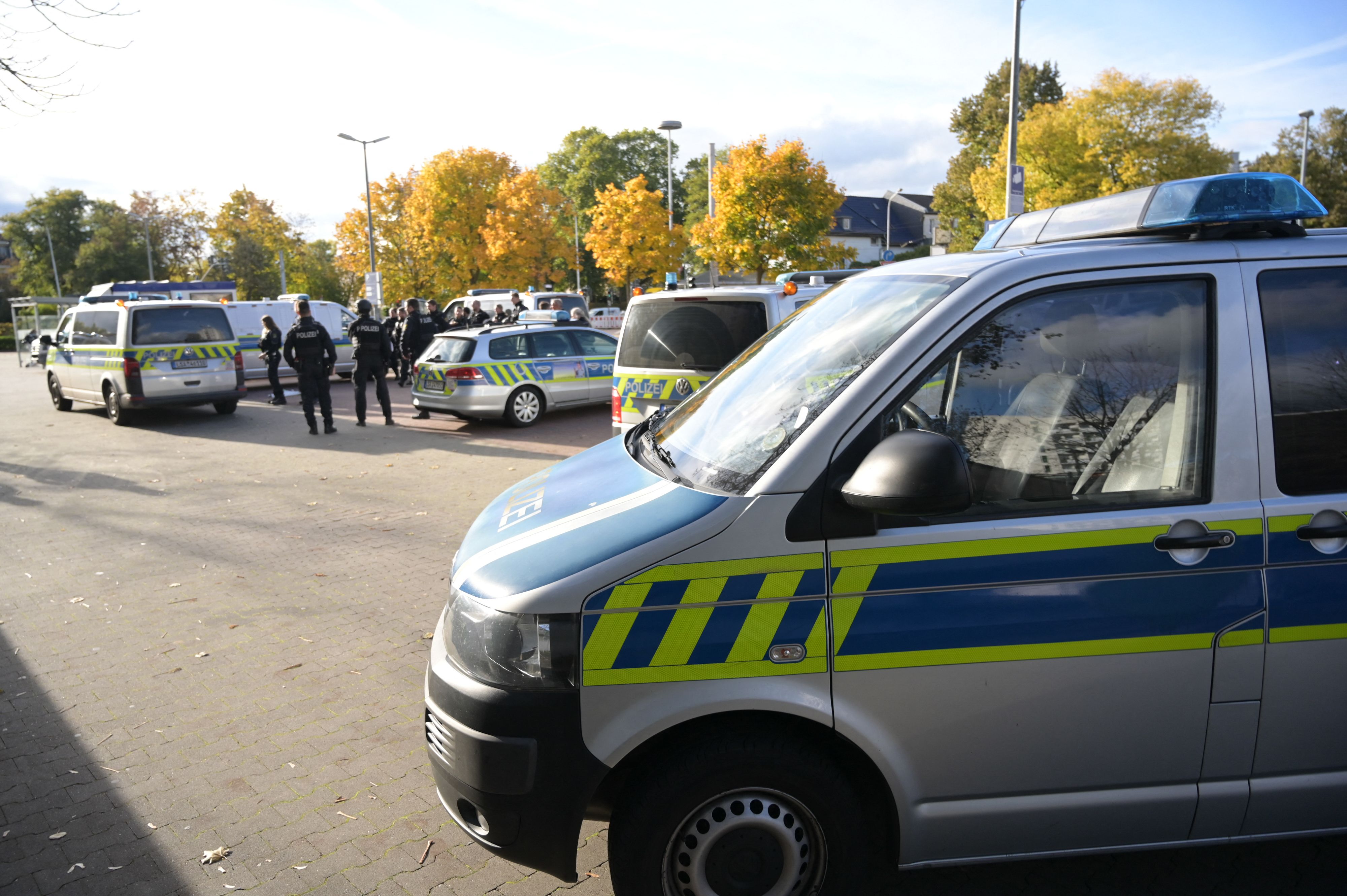 Das Gebäude wurde von der Polizei umstellt.