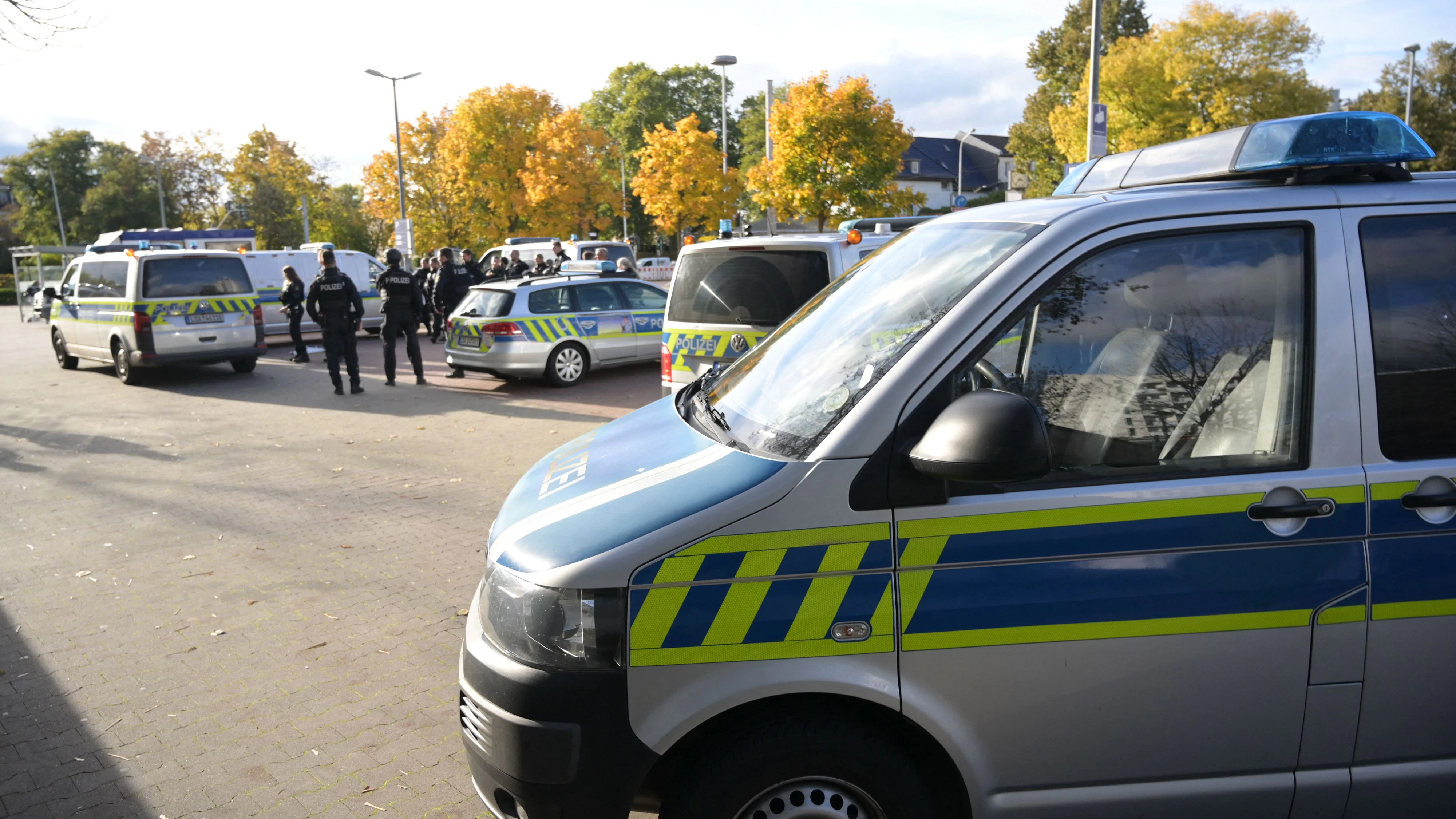 Das Gebäude wurde von der Polizei umstellt.