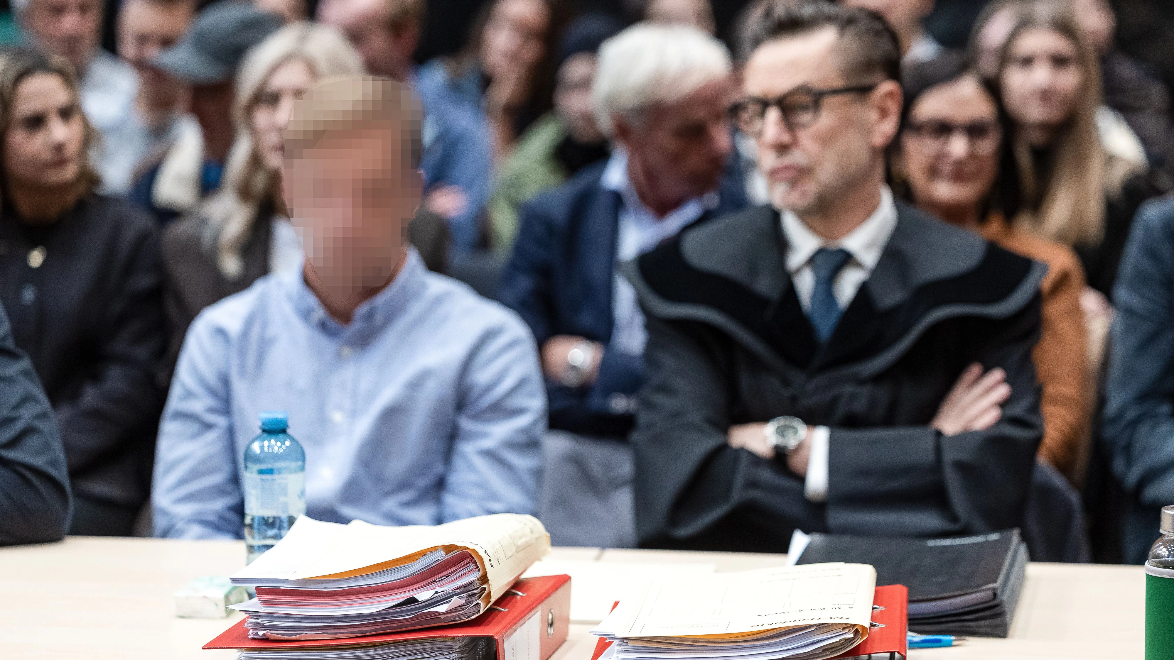 Der Angeklagte mit seinem Anwalt Mathias Kapferer bei Prozessbeginn in Innsbruck.