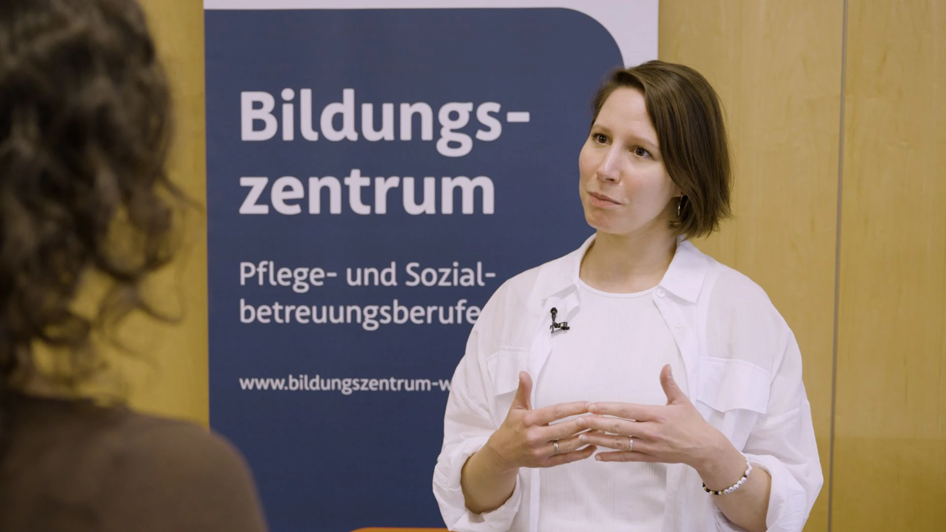 FSW Bildungsberaterin Katharina berät bei Fragen zur Aus- und Weiterbildung sowie Förderungen.