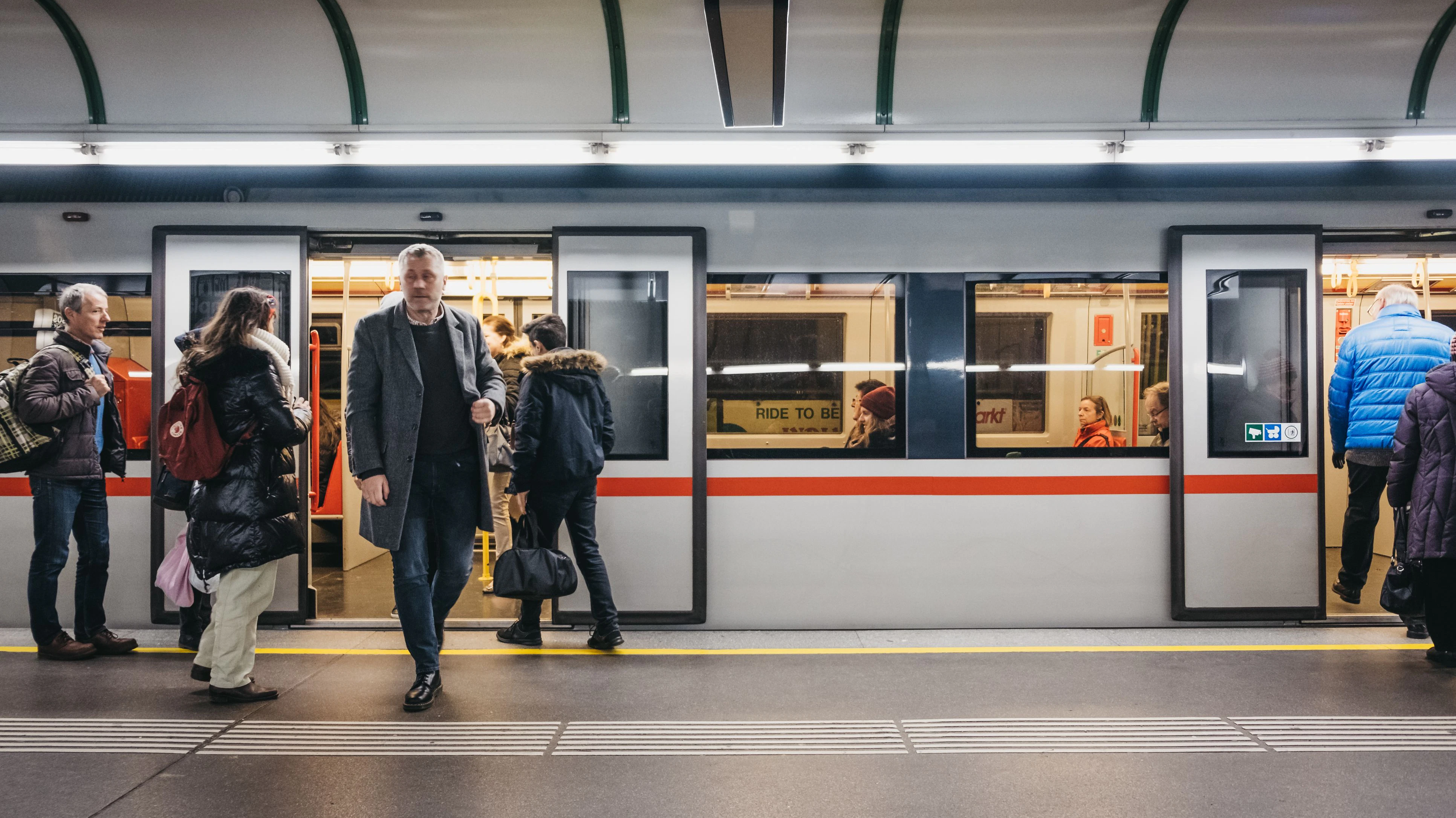 In Wien wird über die Öffis fast so leidenschaftlich diskutiert wie über das Wetter. 