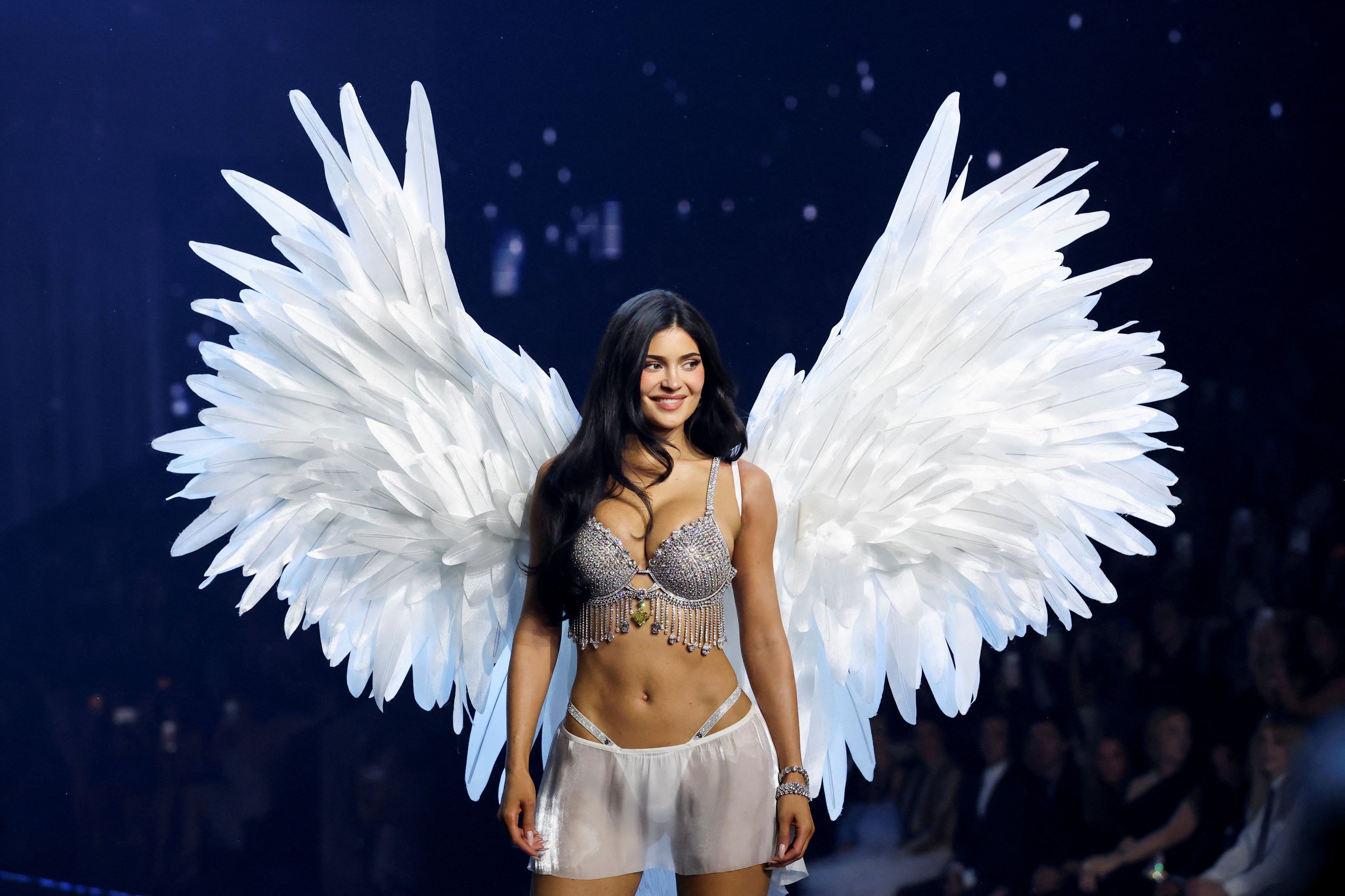 Kylie Jenner glänzt bei ihrem Debüt auf dem Victoria’s-Secret-Laufsteg im legendären Fantasy Bra, dessen Wert auf 50 Millionen Dollar geschätzt wird.