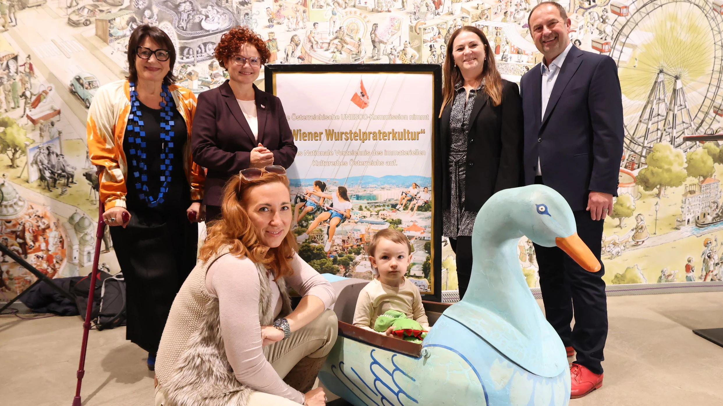 V.l.: Kulturstadträtin Kaup-Hasler, Staatssekretärin Zehetner, Praterverbands Präsidentin Lang, Bezirksvorsteher Nikolai und unten die nächste Generation einer bekannten Praterfamilie Karoline Brantusa und ihre Mama Kristina (u.a. Altwiener Grottenbahn).