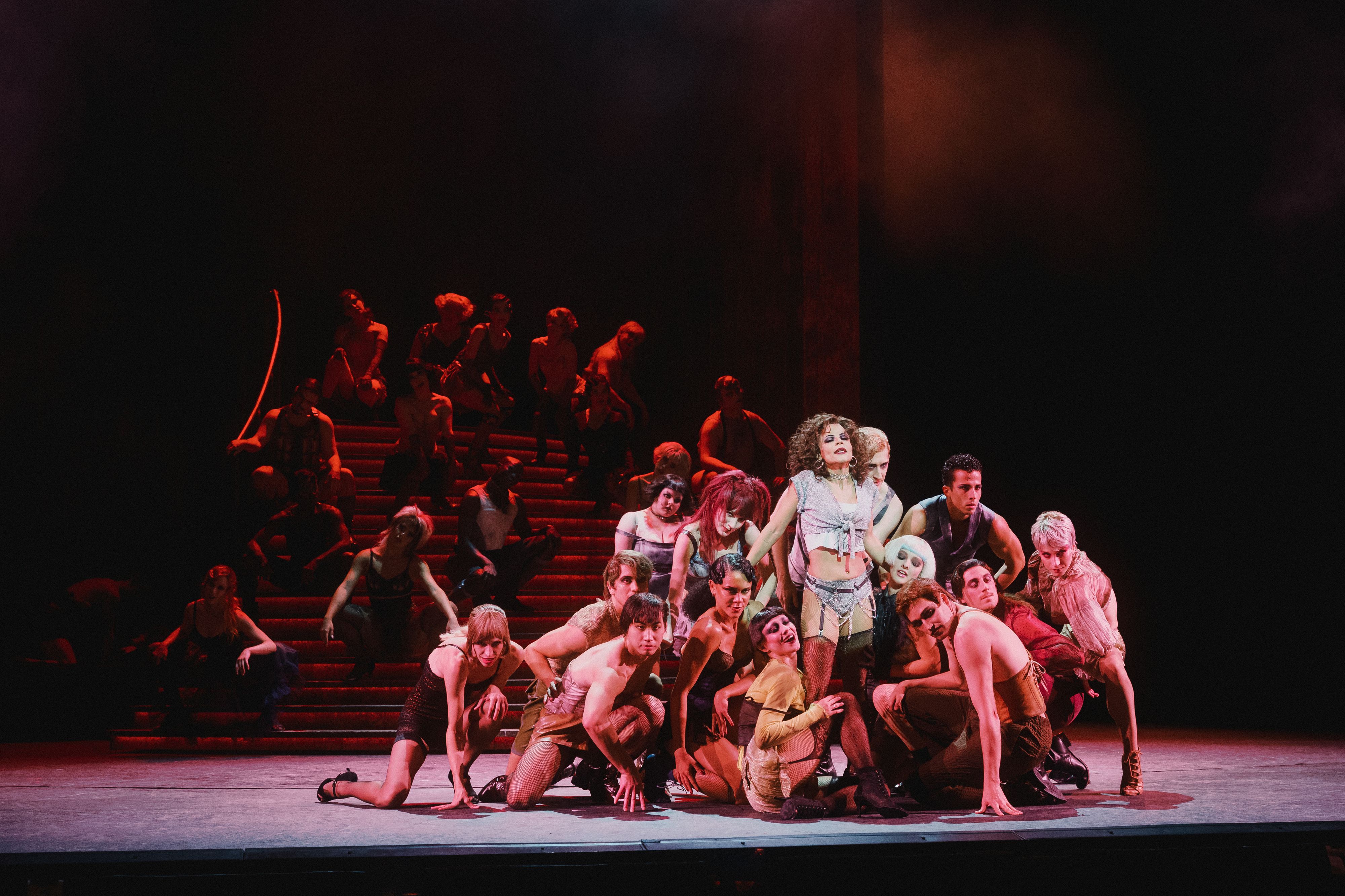 In der Mitte Myrthes Monteiro (Velma Kelly) mit Ensemble.