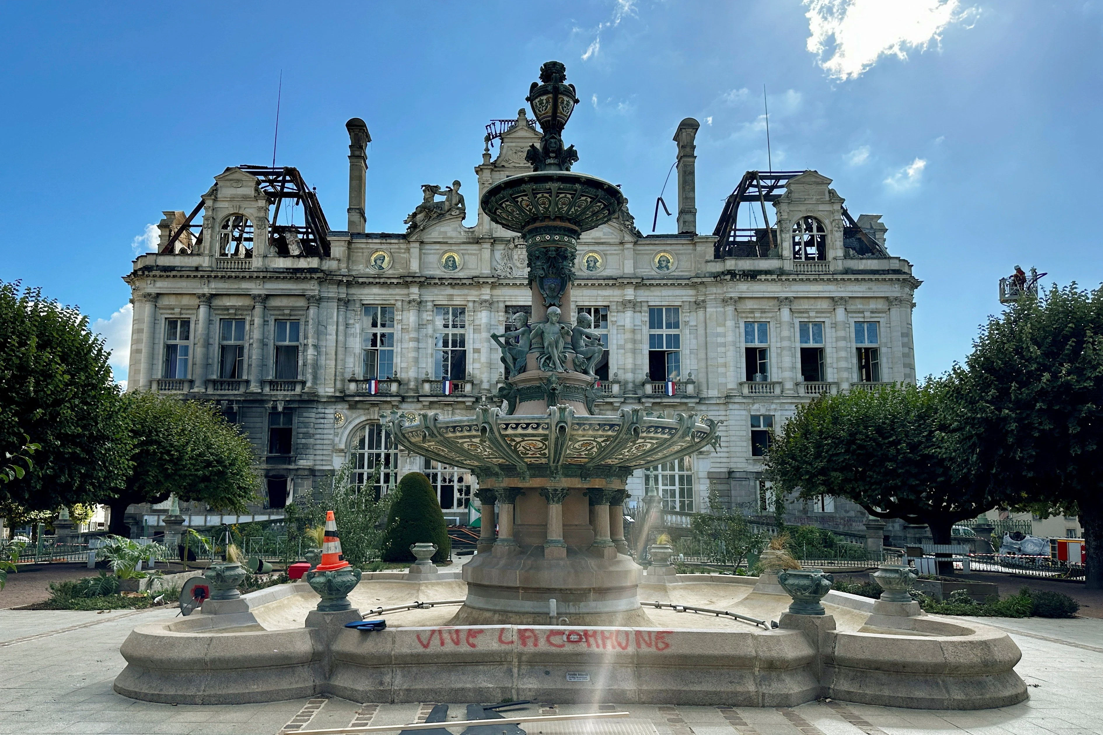Das großteils ausgebrannte historische Rathaus von Limoges am Sonntag