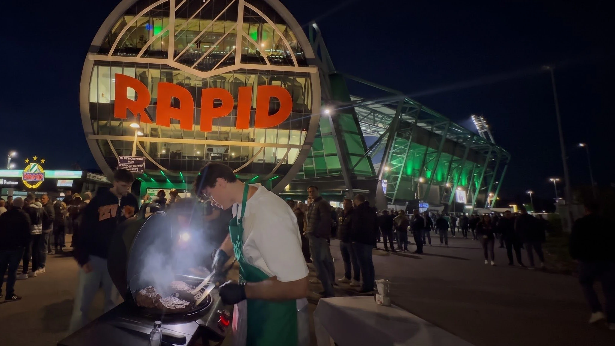 Die Grillstation von "Steak Dude" vor dem Weststadion.