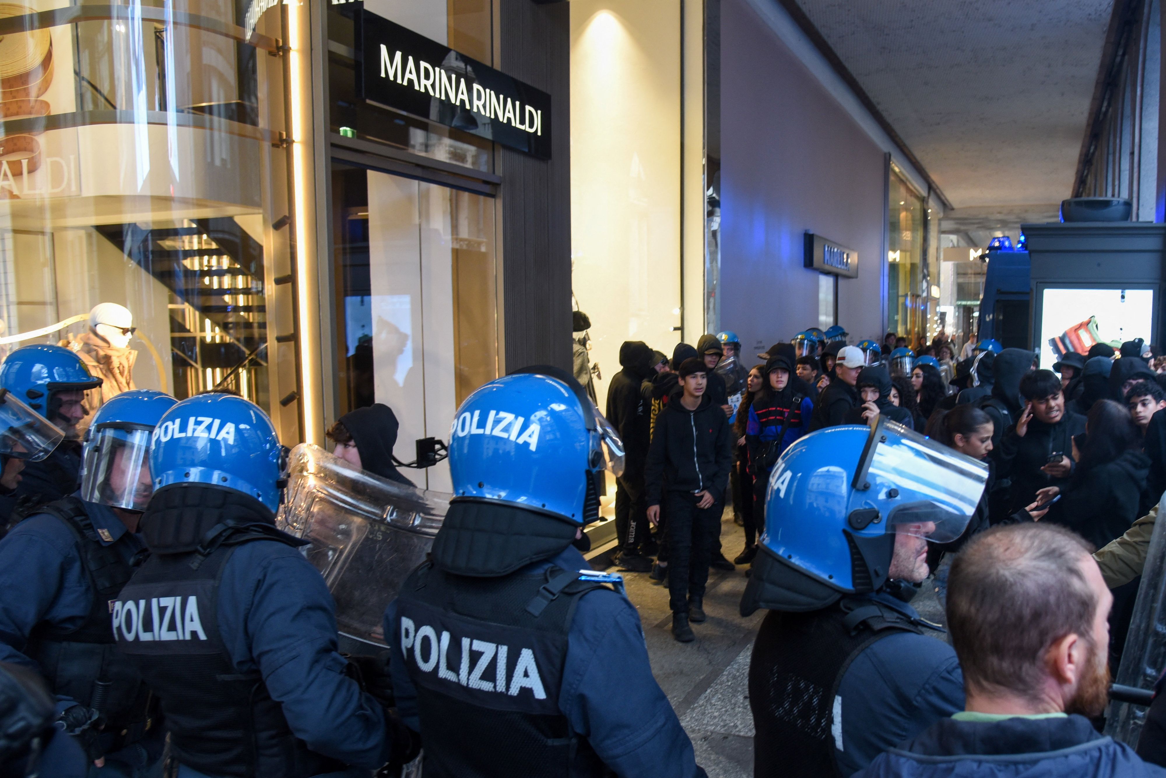 Heute.at - Luxusgeschäfte aus Angst vor Krawallen geschlossen