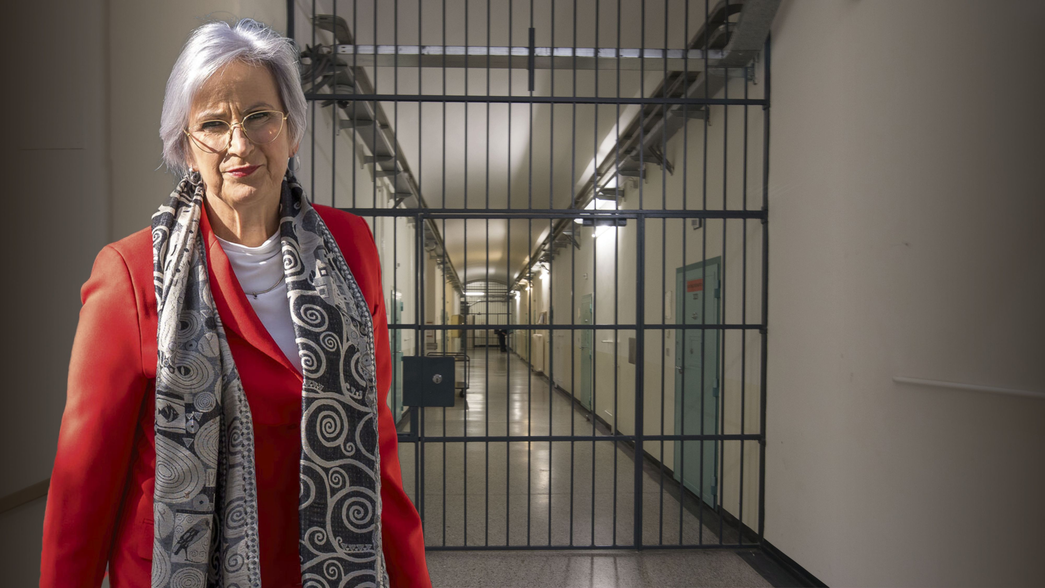 In Beantwortung einer FPÖ-Anfrage listet Justizministerin Anna Sporrer (SPÖ) die Häftlingszahlen der österreichischen Gefängnisse zum Stichtag 23. Juni 2026 auf. 