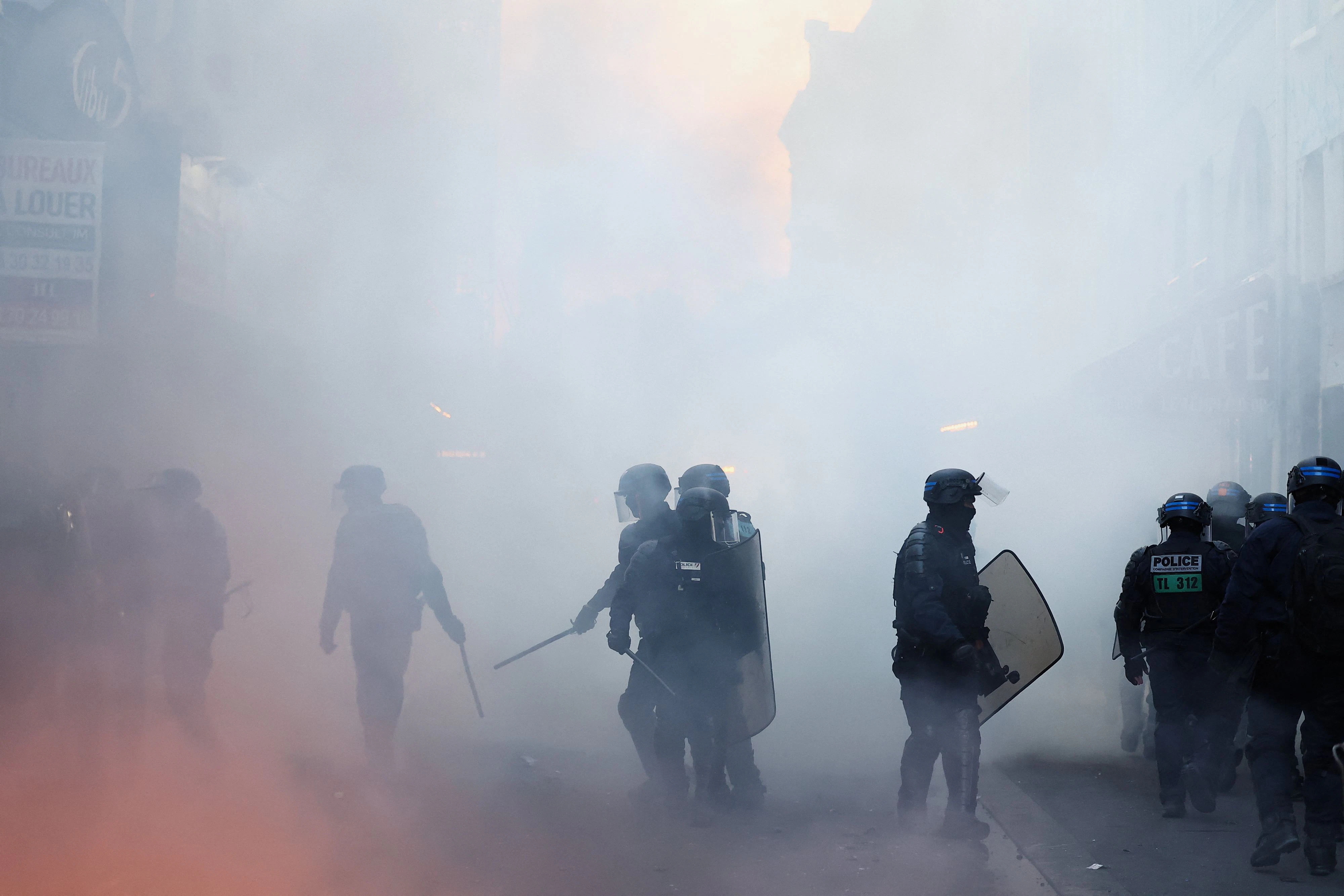 Tränengas und Spezialpolizei mit Schlagstöcken in den Straßen von Paris