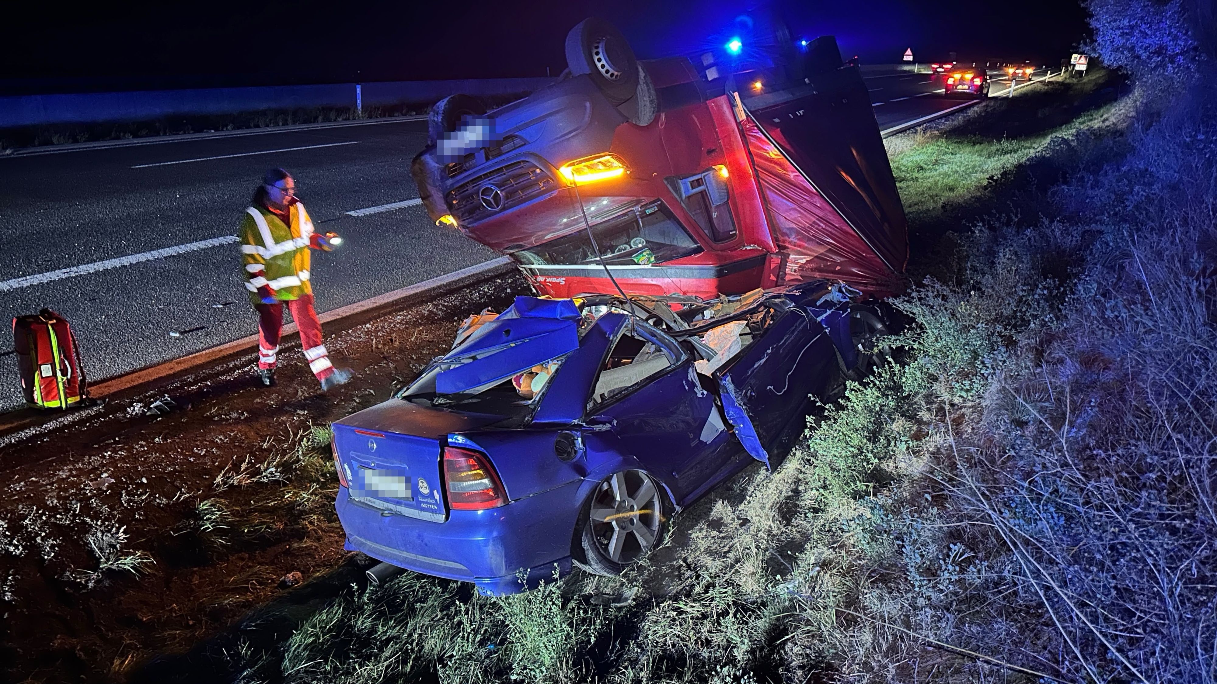 Durch die Wucht des Aufpralls kam der Klein-Lkw von der Fahrbahn ab, überschlug sich und blieb schließlich auf dem Dach in einem Graben neben der Autobahn liegen.