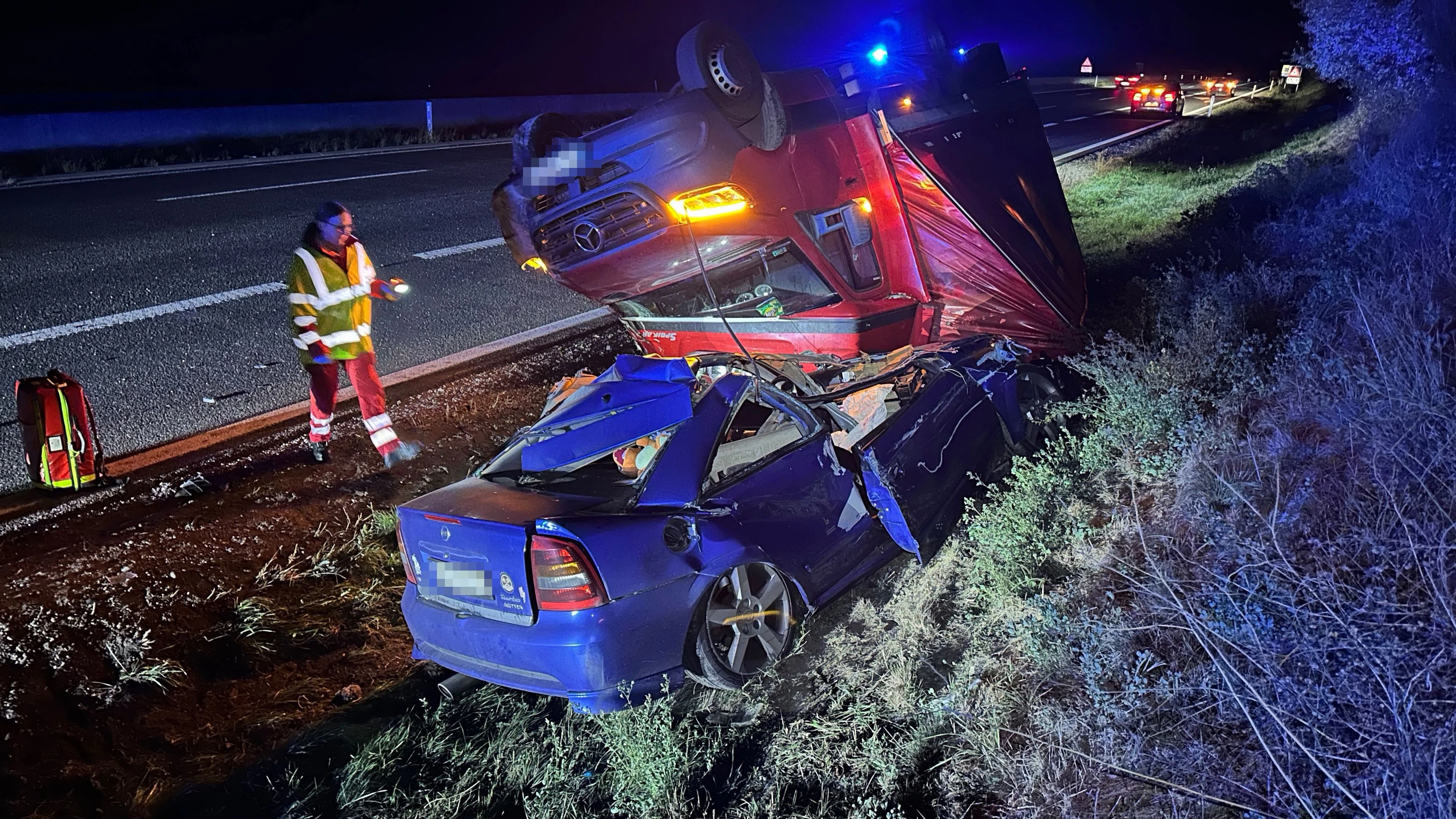 Durch die Wucht des Aufpralls kam der Klein-Lkw von der Fahrbahn ab, überschlug sich und blieb schließlich auf dem Dach in einem Graben neben der Autobahn liegen.
