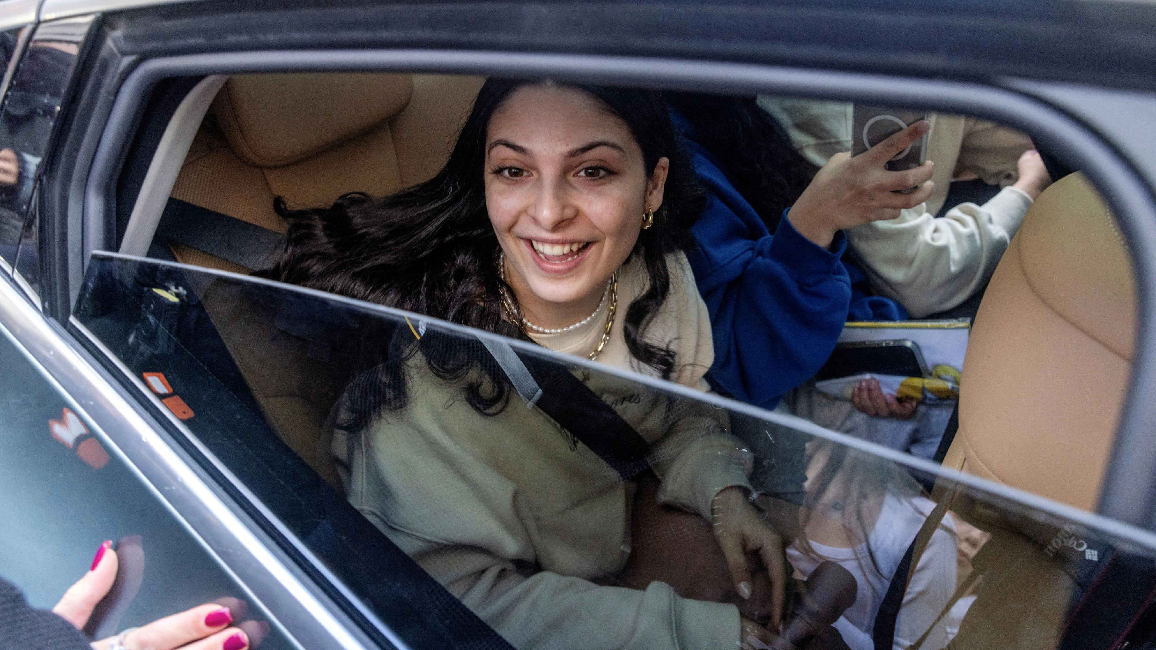 Released Israeli hostage Daniella Gilboa is welcomed as she arrives home from hospital after being released from captivity in Gaza, taken during the deadly October 7, 2023 attack by Hamas in Petah Tikva, Israel February 5, 2025. REUTERS/Nir Keidar
ISRAEL OUT. NO COMMERCIAL OR EDITORIAL SALES IN ISRAEL     TPX IMAGES OF THE DAY     