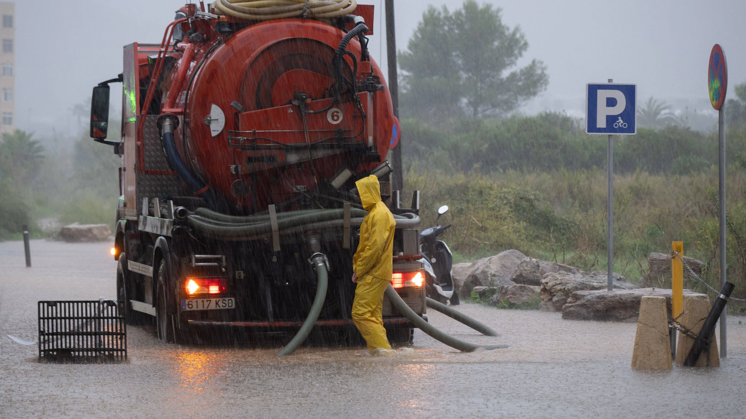 Sturm "Adam" hat Spanien mit voller Wucht getroffen.