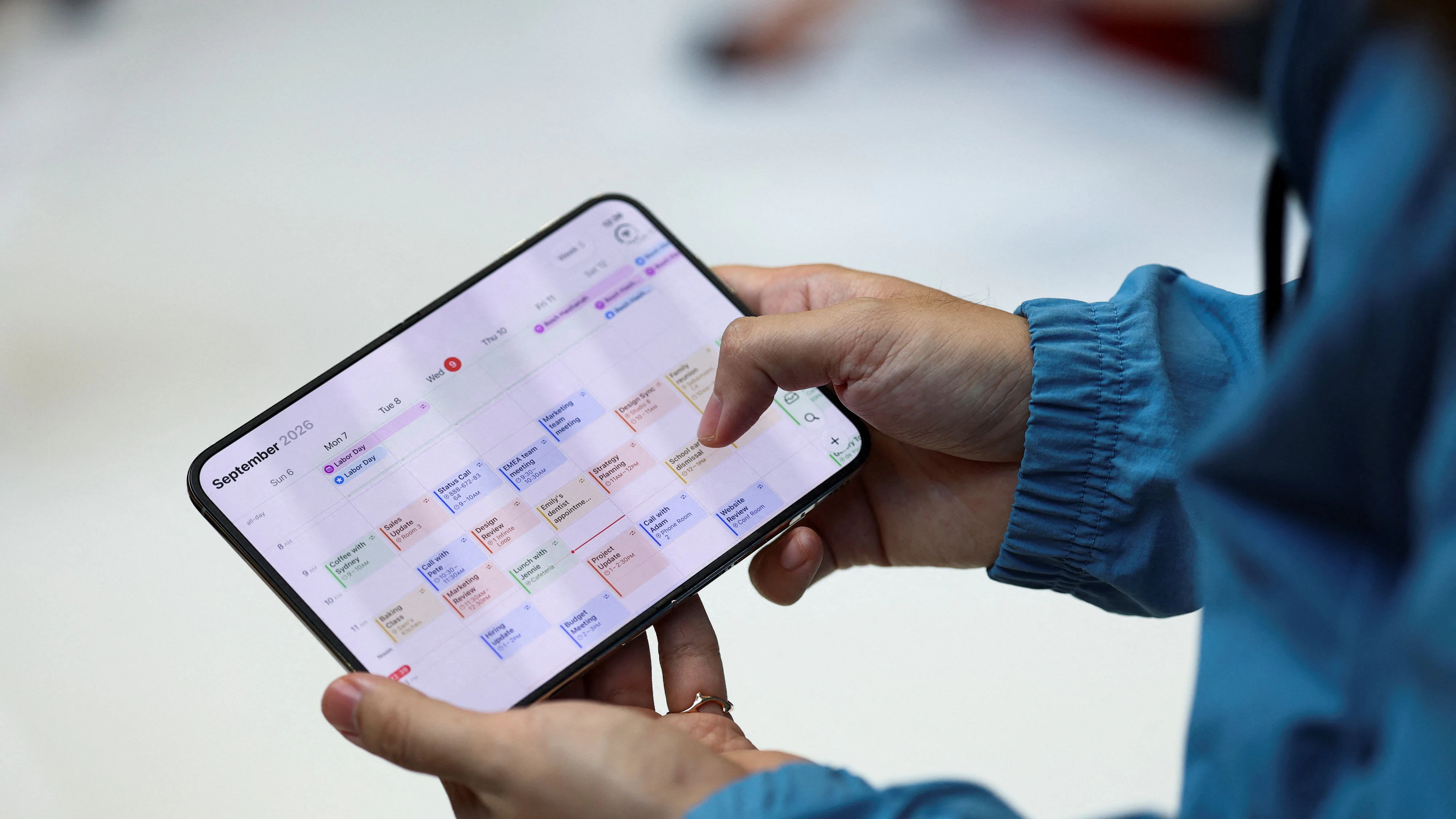 Das iPhone Duo ist das erste faltbare Smartphone von Apple. Es kombiniert die Funktionen eines Smartphones mit denen eines Tablets und verwandelt sich beim Aufklappen praktisch in ein kompaktes iPad.