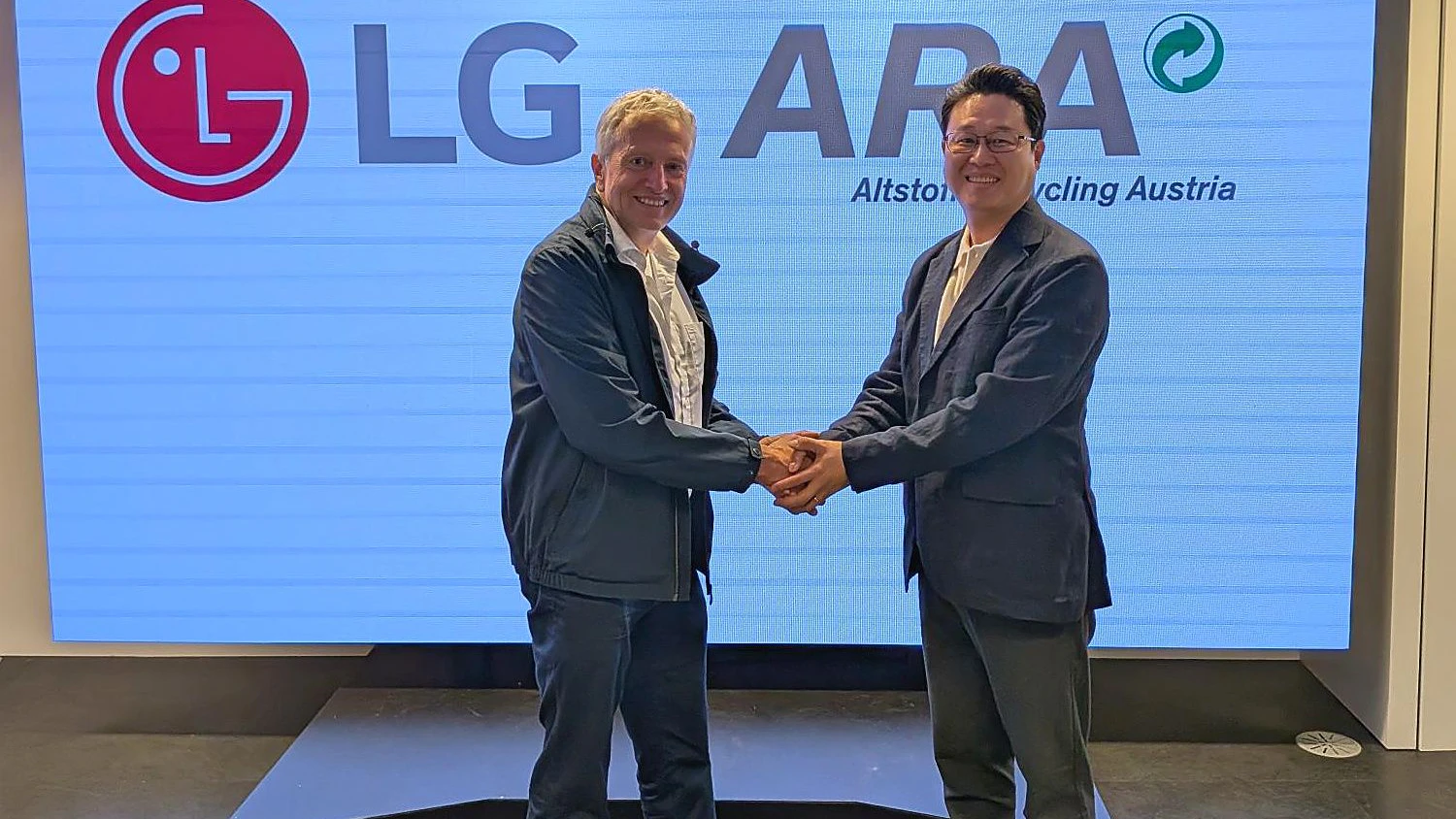 LG Electronics und ARA starten „Defekt gegen Neu“-Kooperation: Thomas Maier (Geschäftsführer der ERA) und Ji Woo Lee (Managing Director LG Electronics Österreich)
