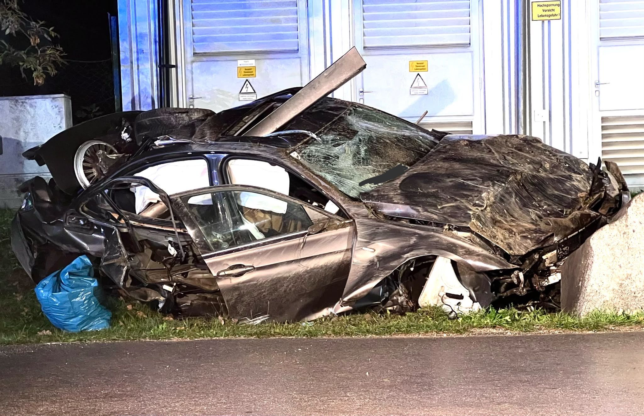 Der BMW wurde bei dem Unfall komplett zerstört.