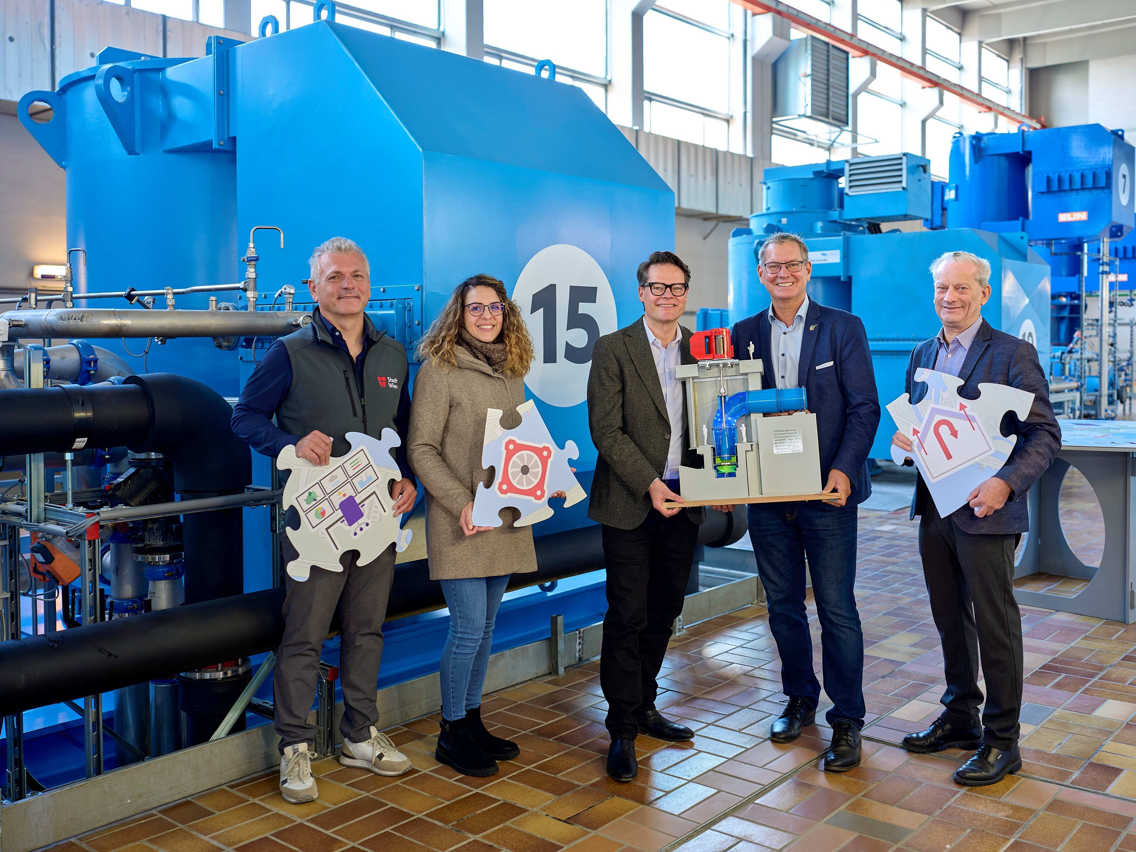 (v.l.) Planungsleiter Felix Rupp, BV-Stellvertreterin Melanie Poukar-Neppach (Donaustadt), BV Georg Papai (Floridsdorf), Stadtrat Jürgen Czernohorszky und Wien-Kanal-Chef Andreas Illmer