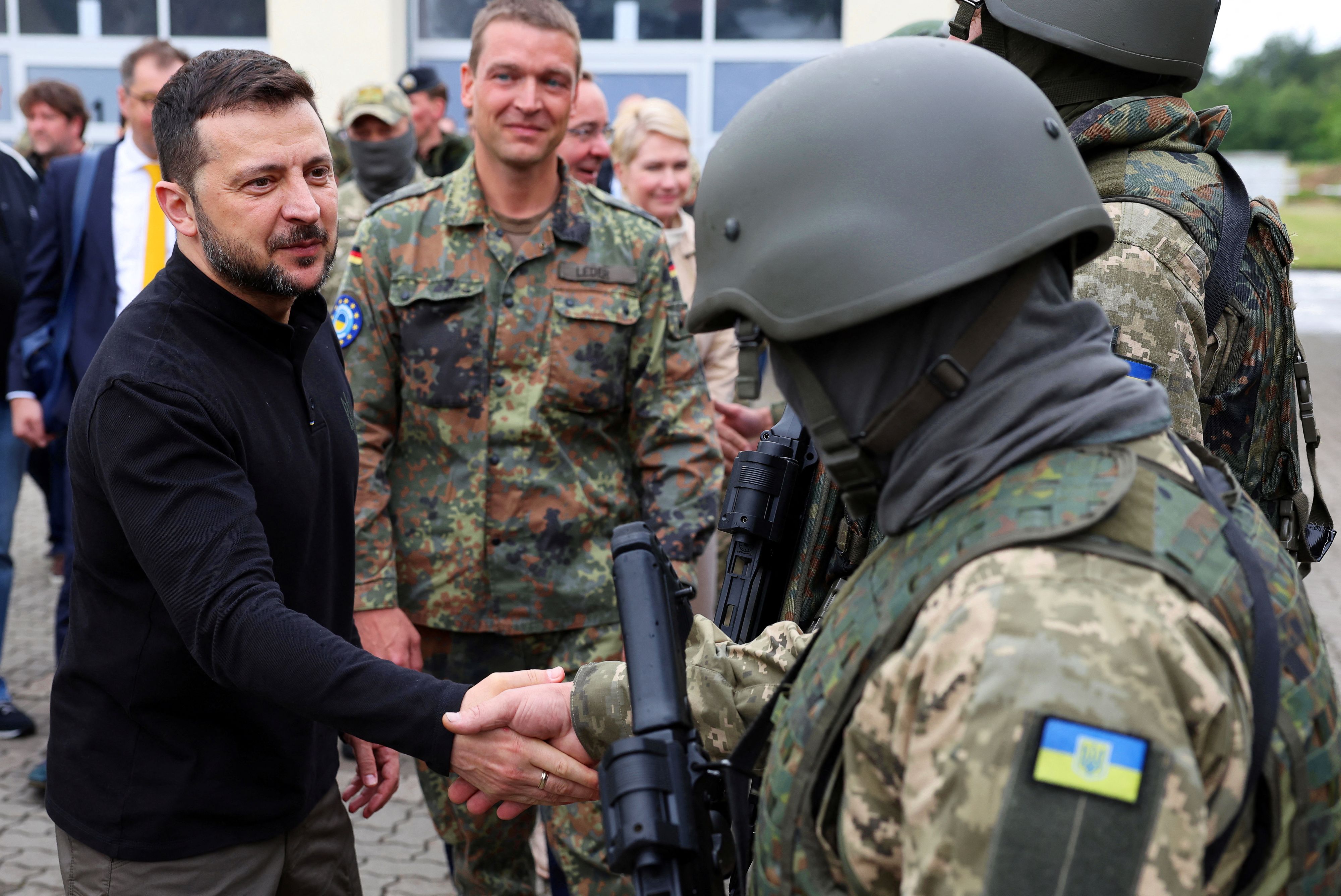 Ukraine-Präsident <strong>Wolodymyr Selenskyj</strong> spricht bei einem Besuch auf einem militärischen Übungsgelände in Deutschland mit Soldaten, um sich über die Ausbildung ukrainischer Soldaten am Flugabwehrraketensystem 