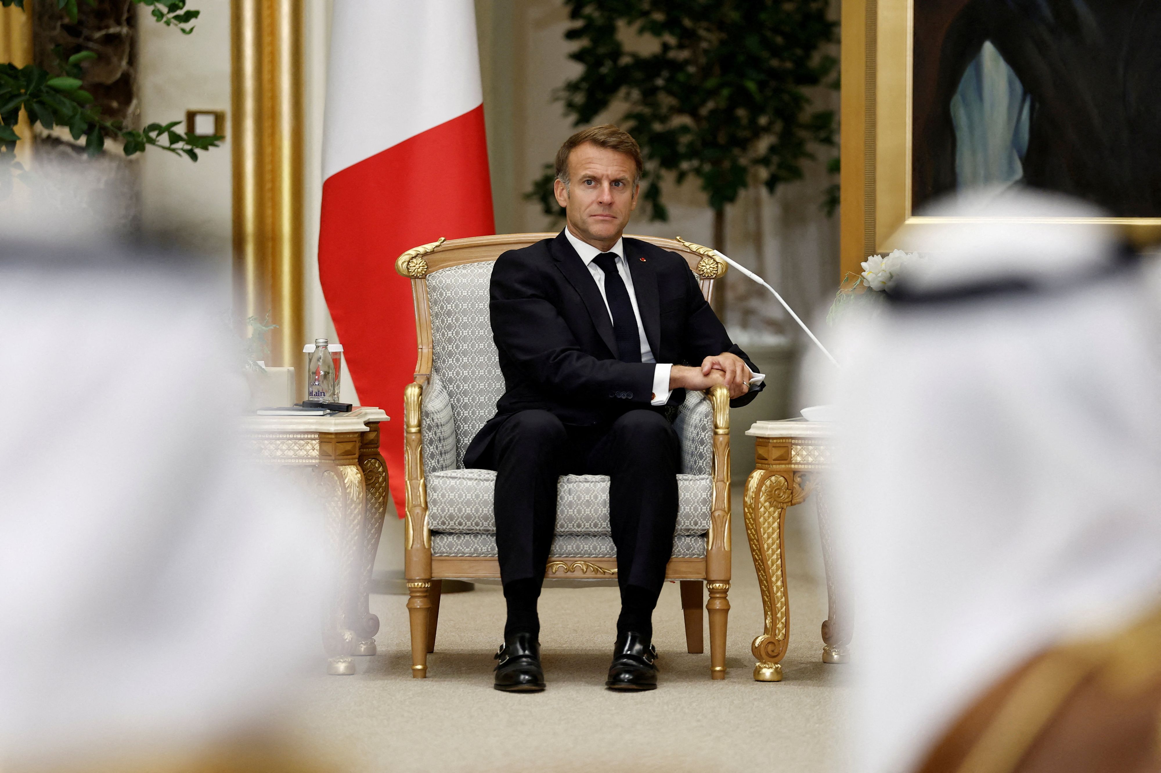 Frankreichs Präsident Macron scheint, sich an die Macht klammern zu wollen. Am Montag reiste er in die Vereinigten Arabischen Emirate zu einem Treffen mit Scheich Mohamed bin Zayed Al Nahyan. Hier wartet er gerade auf den Beginn des Treffens.