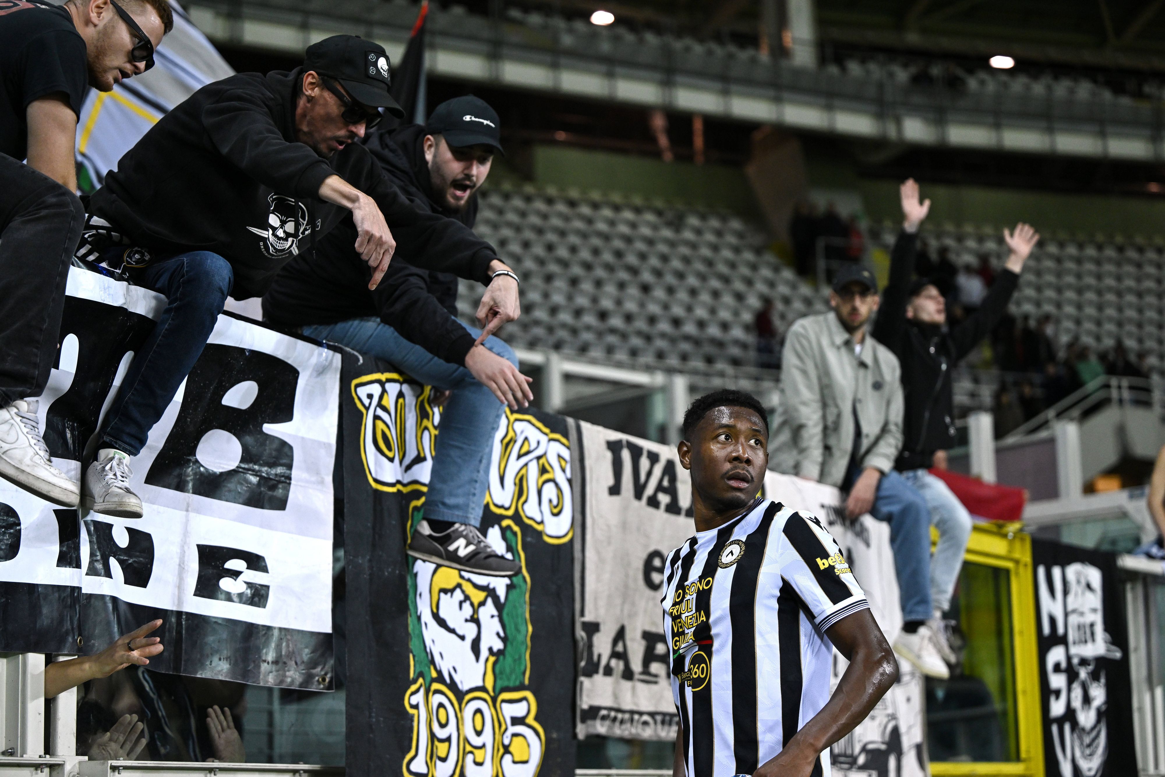 Alaba bei den Ultras in der Kurve