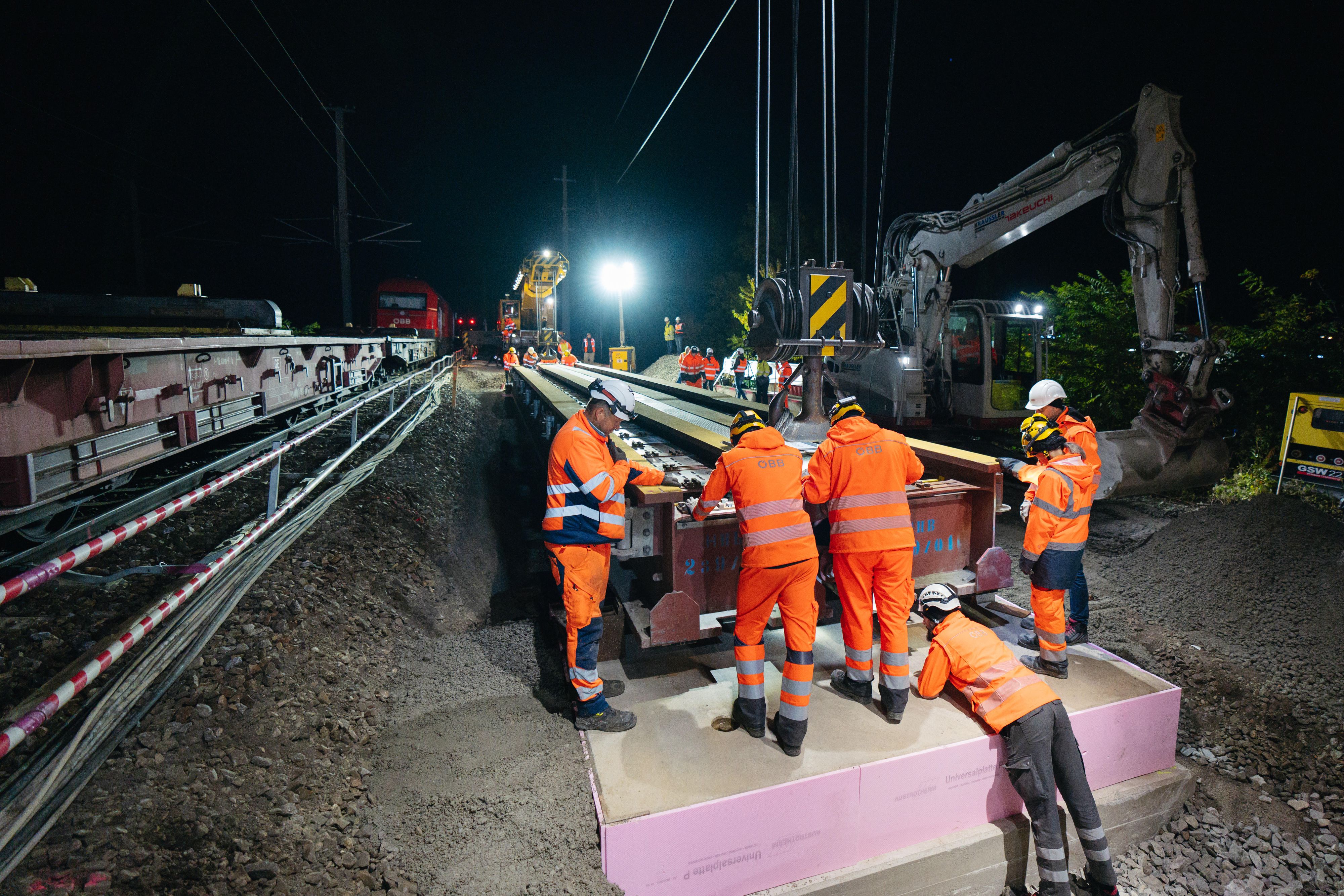 74 Tonnen schwere Brücke wurde in Wien eingehoben. 