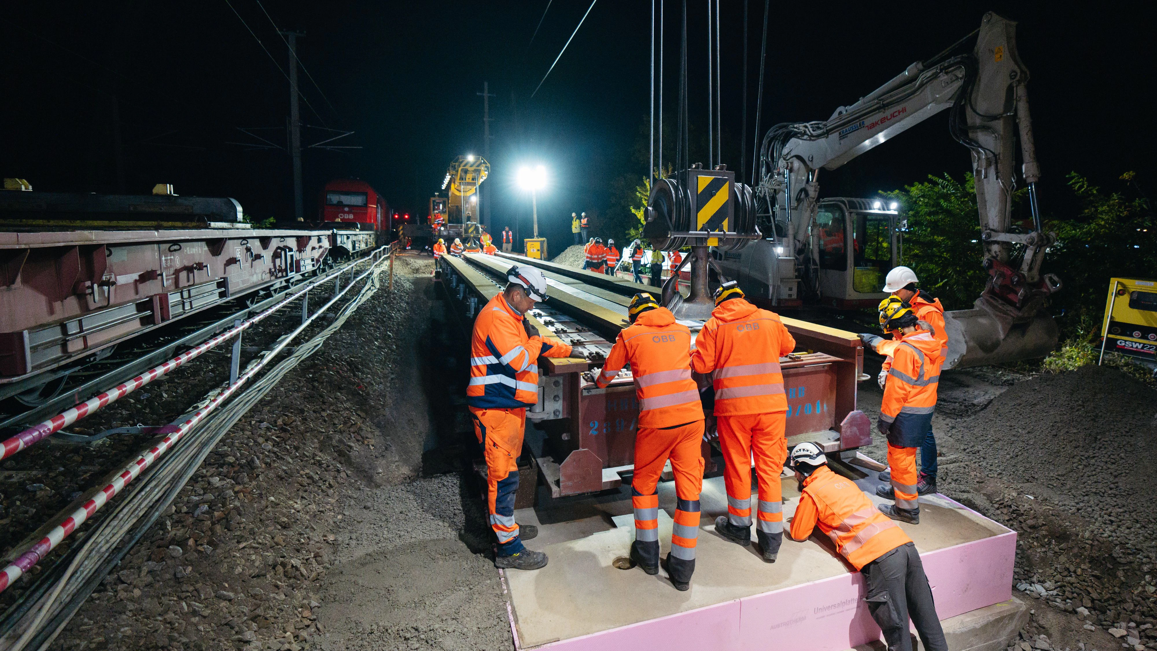 74 Tonnen schwere Brücke wurde in Wien eingehoben. 