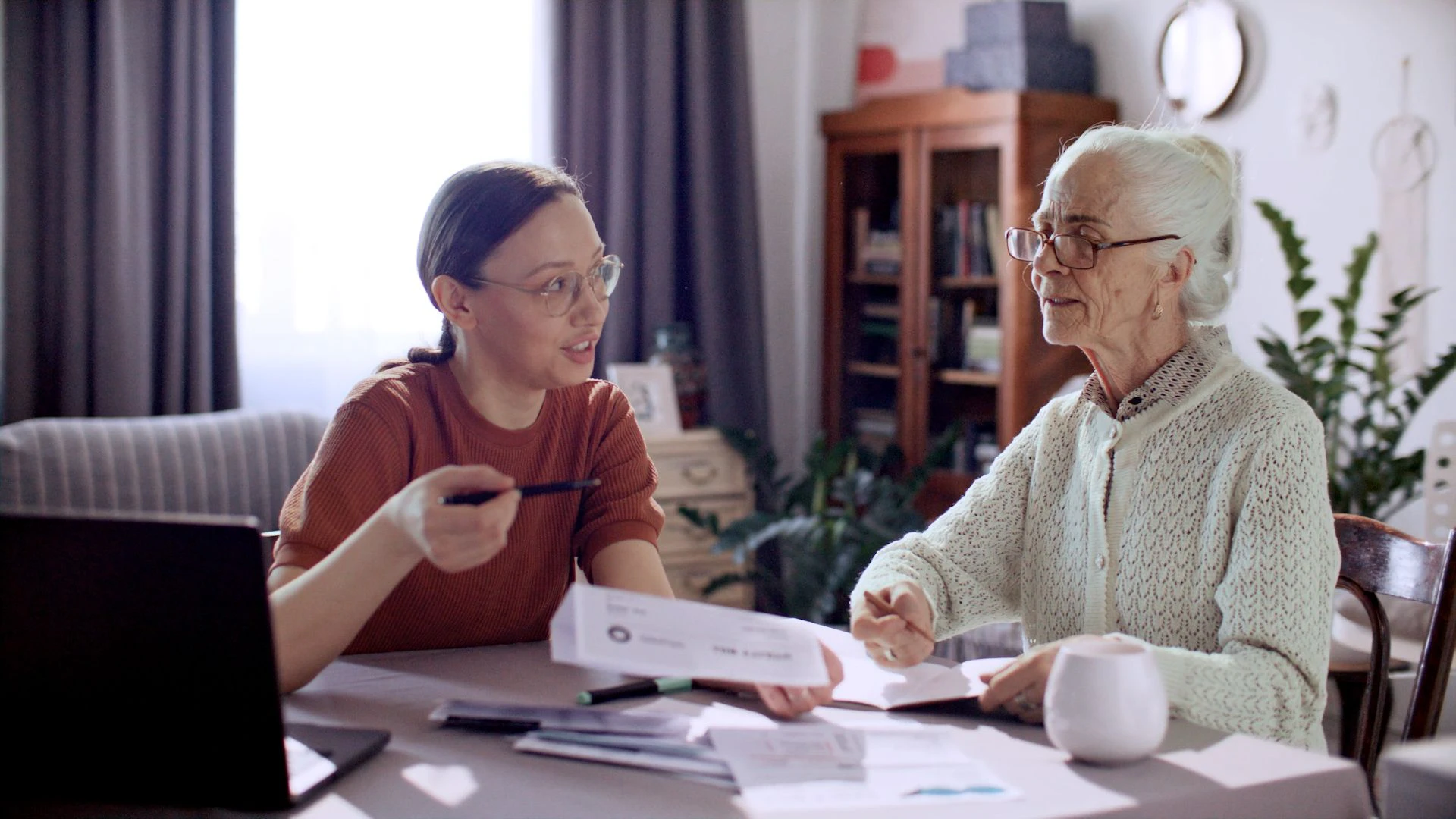 Eine Pflegefachassistenz hat im Pflegealltag mehr Kompetenzen als Pflegeassistenz und kann freier und selbstbestimmter arbeiten. 
