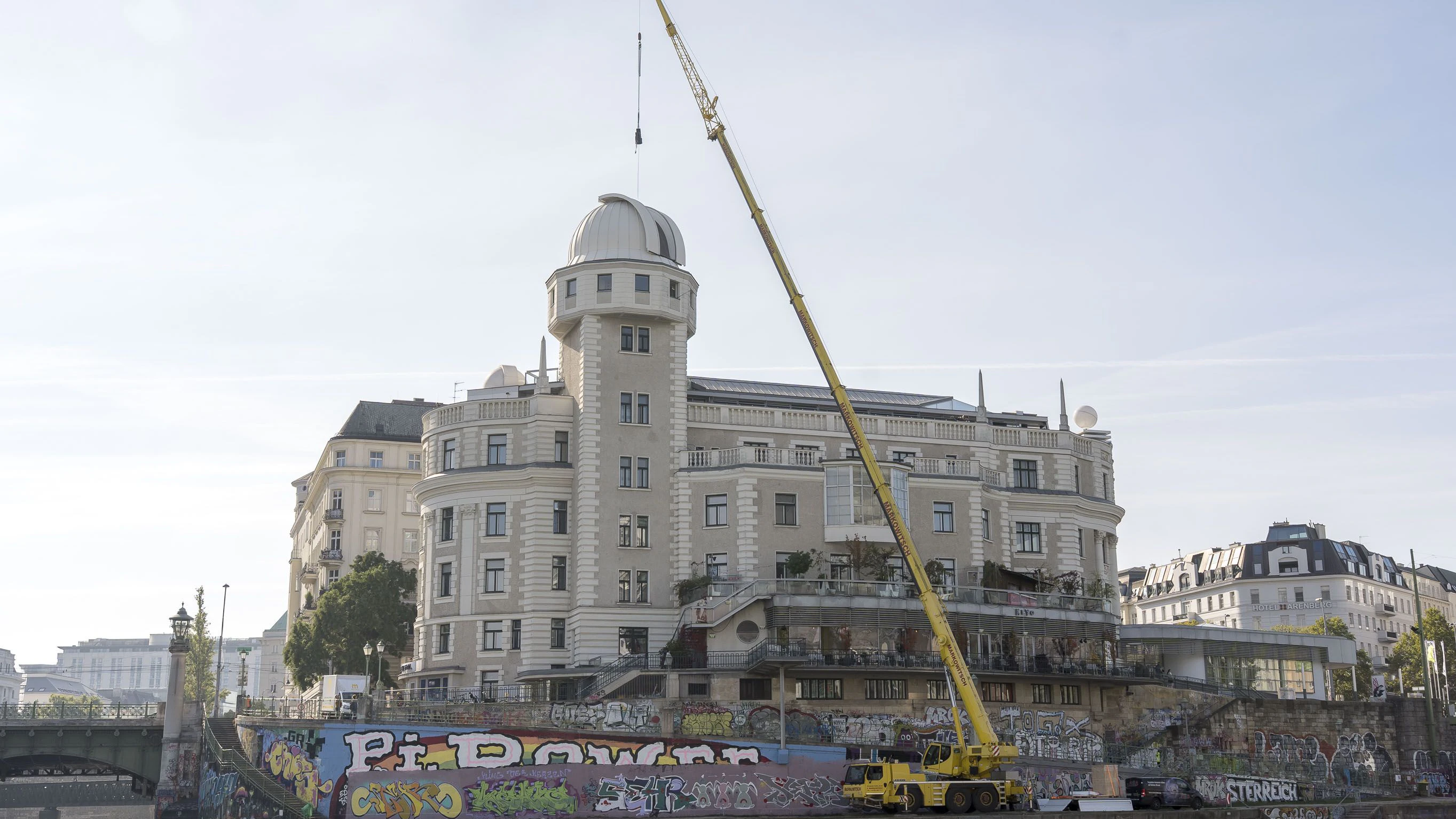 In der Urania Sternwarte wird ein neues Teleskop eingebaut.