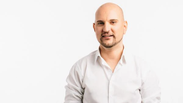 "Bei sehr hochpreisigen Smartphones ist der Gerätepreis allein wenig aussagekräftig. Einem niedrigen Kaufpreis können höhere monatliche Kosten oder eine längere Bindung entgegenstehen", erklärt tarife.at-Geschäftsführer <strong>Michael Kreil</strong>. "Für Konsumentinnen und Konsumenten zählt daher vor allem, was Gerät und Tarif gemeinsam über die gesamte Vertragslaufzeit kosten."