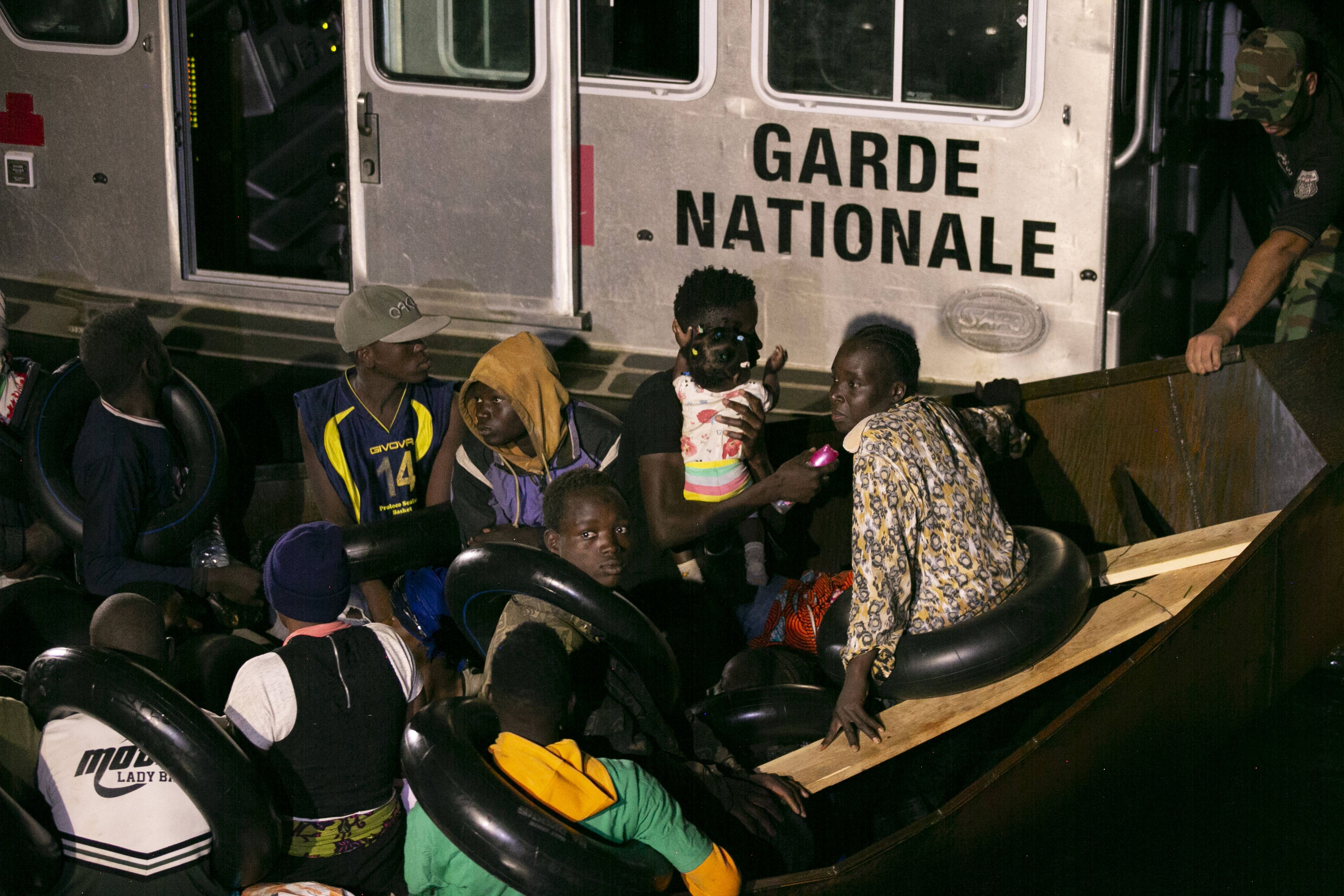 Ein Boot voller afrikanischer Migranten wird von der tunesischen Nationalgarde vor der Stadt Sfax an der Mittelmeer-Überfahrt nach Europa gehindert. Archivbild, August 2023