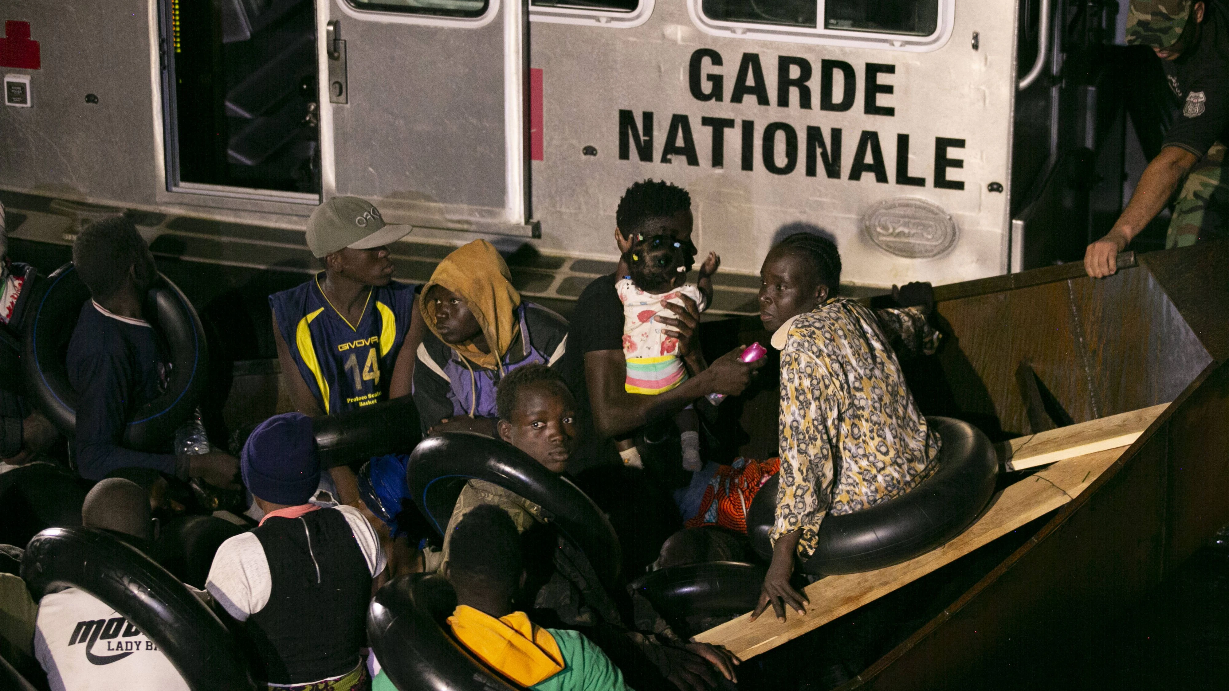 Ein Boot voller afrikanischer Migranten wird von der tunesischen Nationalgarde vor der Stadt Sfax an der Mittelmeer-Überfahrt nach Europa gehindert. Archivbilder, August 2023