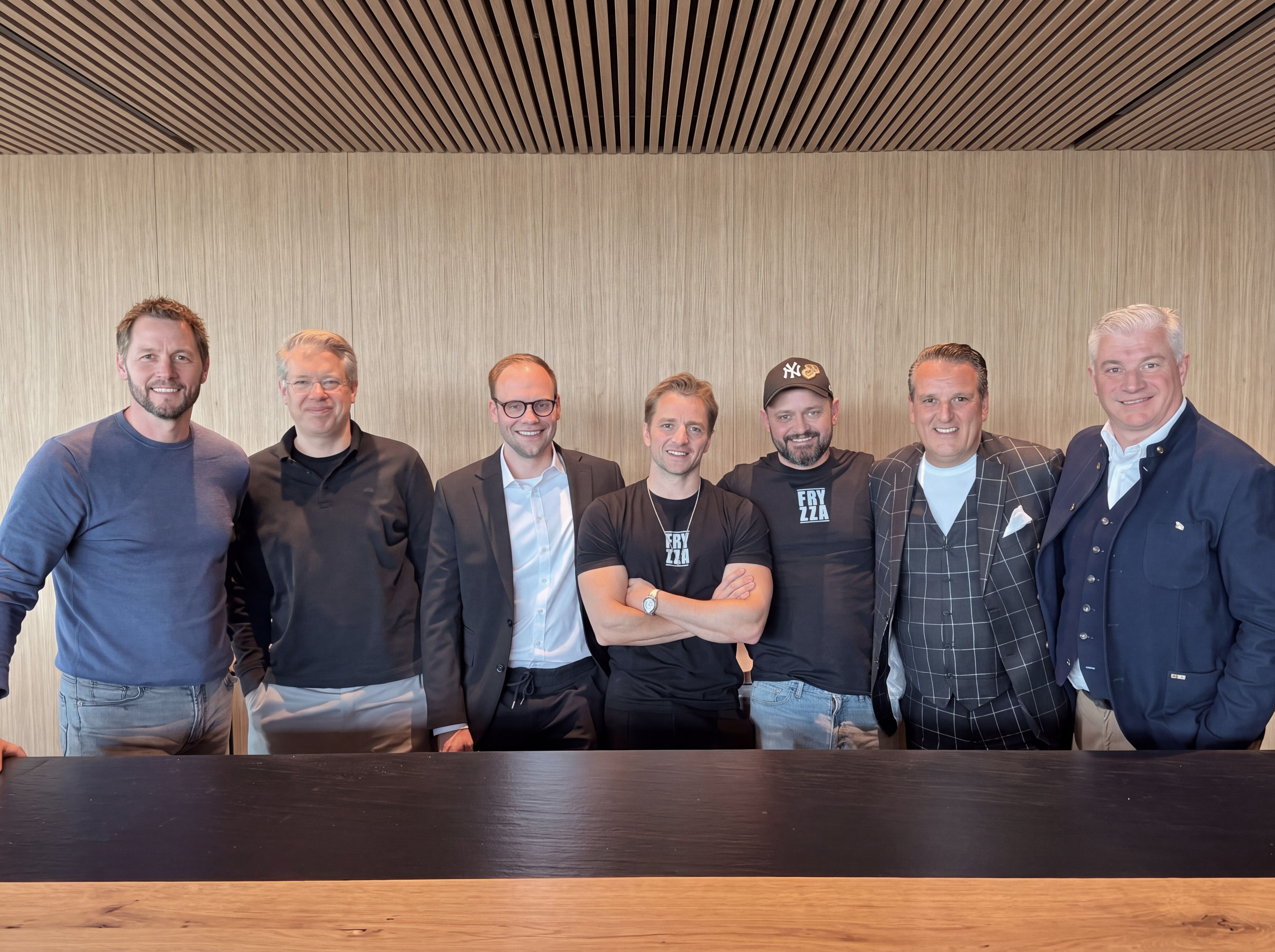 Das FRYZZA-Team mit den Investoren aus 