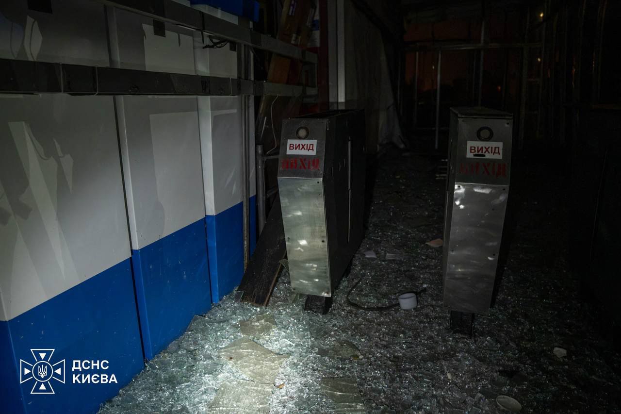Dieses am 19. Oktober 2026 vom ukrainischen Katastrophenschutzdienst aufgenommene und veröffentlichte Foto zeigt beschädigte U-Bahn-Absperrungen in einer Station in Kiew nach einem mutmaßlichen russischen Angriff mit einer ballistischen Rakete während des russischen Einmarsches in die Ukraine.