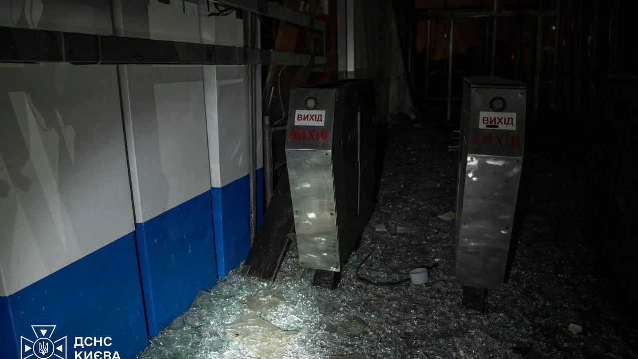 *** BEREITGESTELLTES BILDMATERIAL *** Dieses am 19. Oktober 2026 vom ukrainischen Katastrophenschutzdienst aufgenommene und veröffentlichte Foto zeigt beschädigte U-Bahn-Absperrungen in einer Station in Kiew nach einem mutmaßlichen russischen Angriff mit einer ballistischen Rakete während des russischen Einmarsches in die Ukraine.