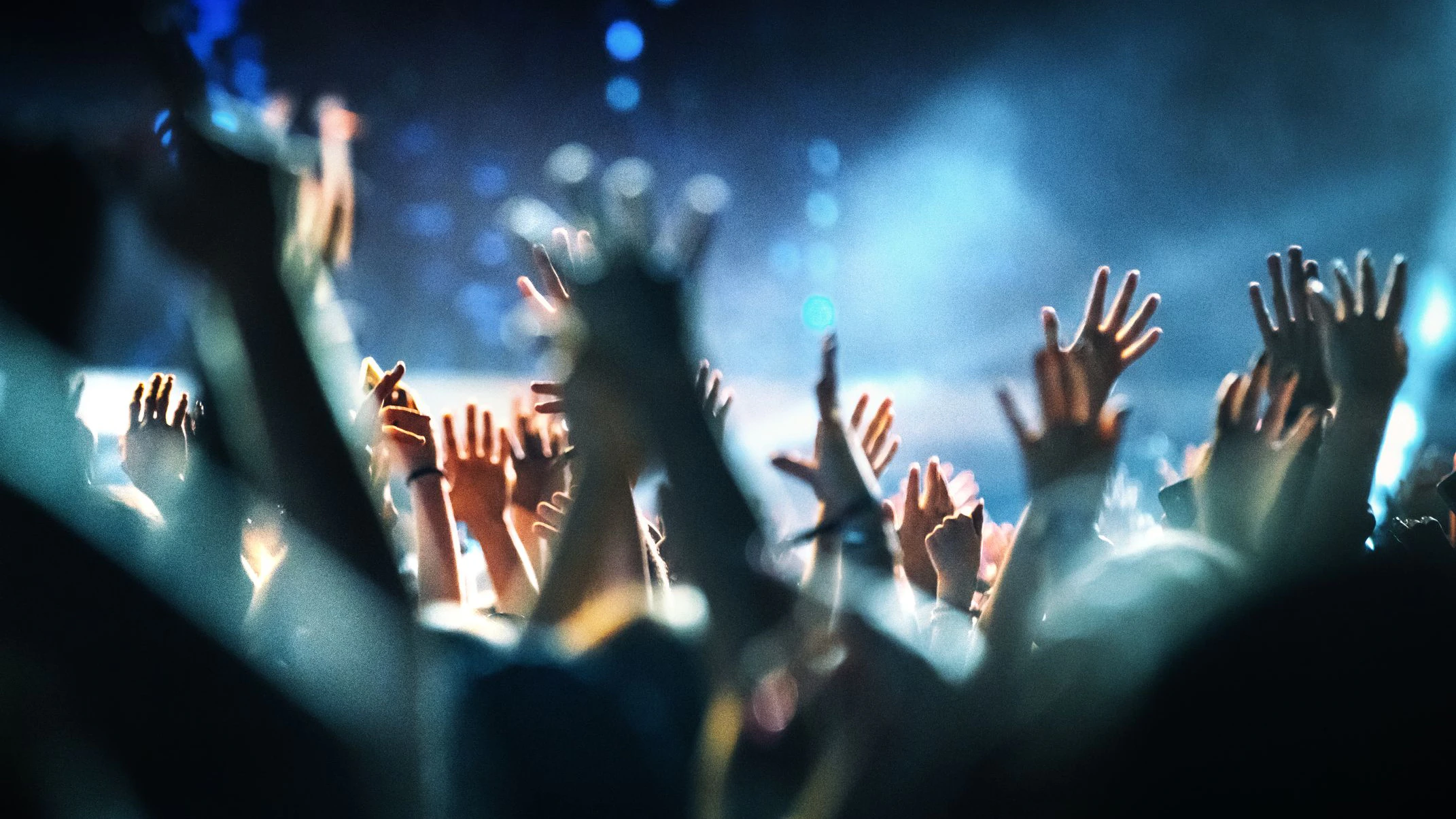 Nach einem Punkkonzert in der Schweiz kam es zu einer tödlichen Schlägerei. Zuvor hatte ein DJ ein Nazi-Lied gespielt. (Symbolbild)Silhouettes have been significantly liquified.