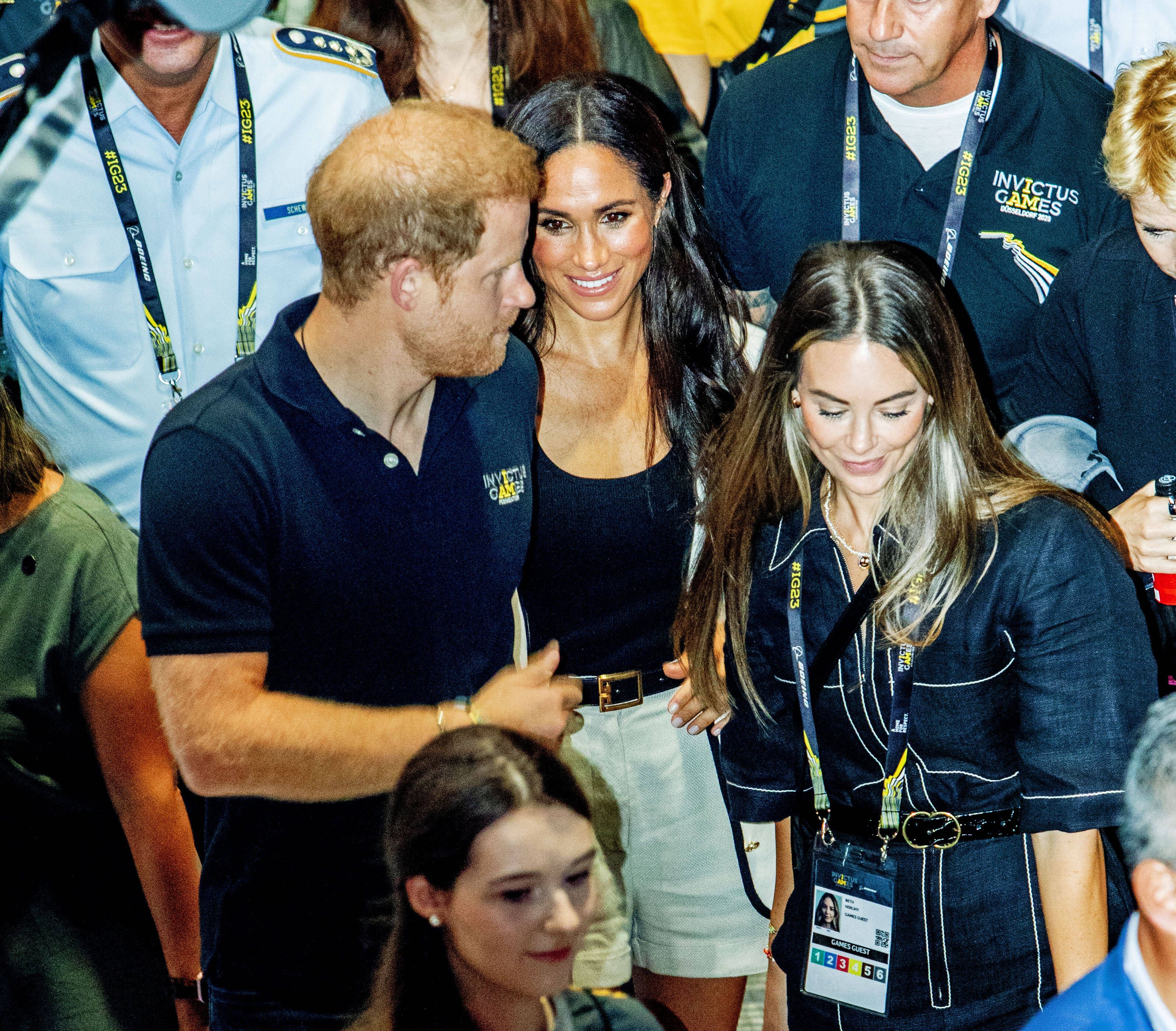 Prinz Harry, Herzogin Meghan und Beth Herlihy.