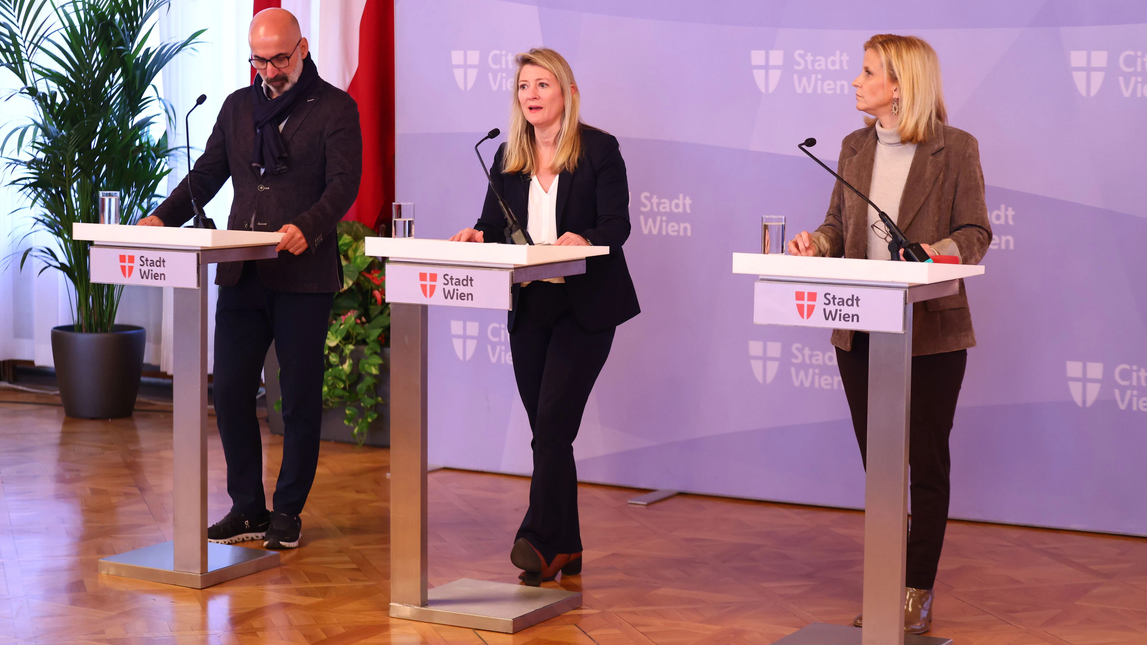 (v.l.) Integrationsexperte Kenan Güngör, Stadträtin Bettina Emmerling (Neos) und Gemeinderätin Astrid Pany (SPÖ)