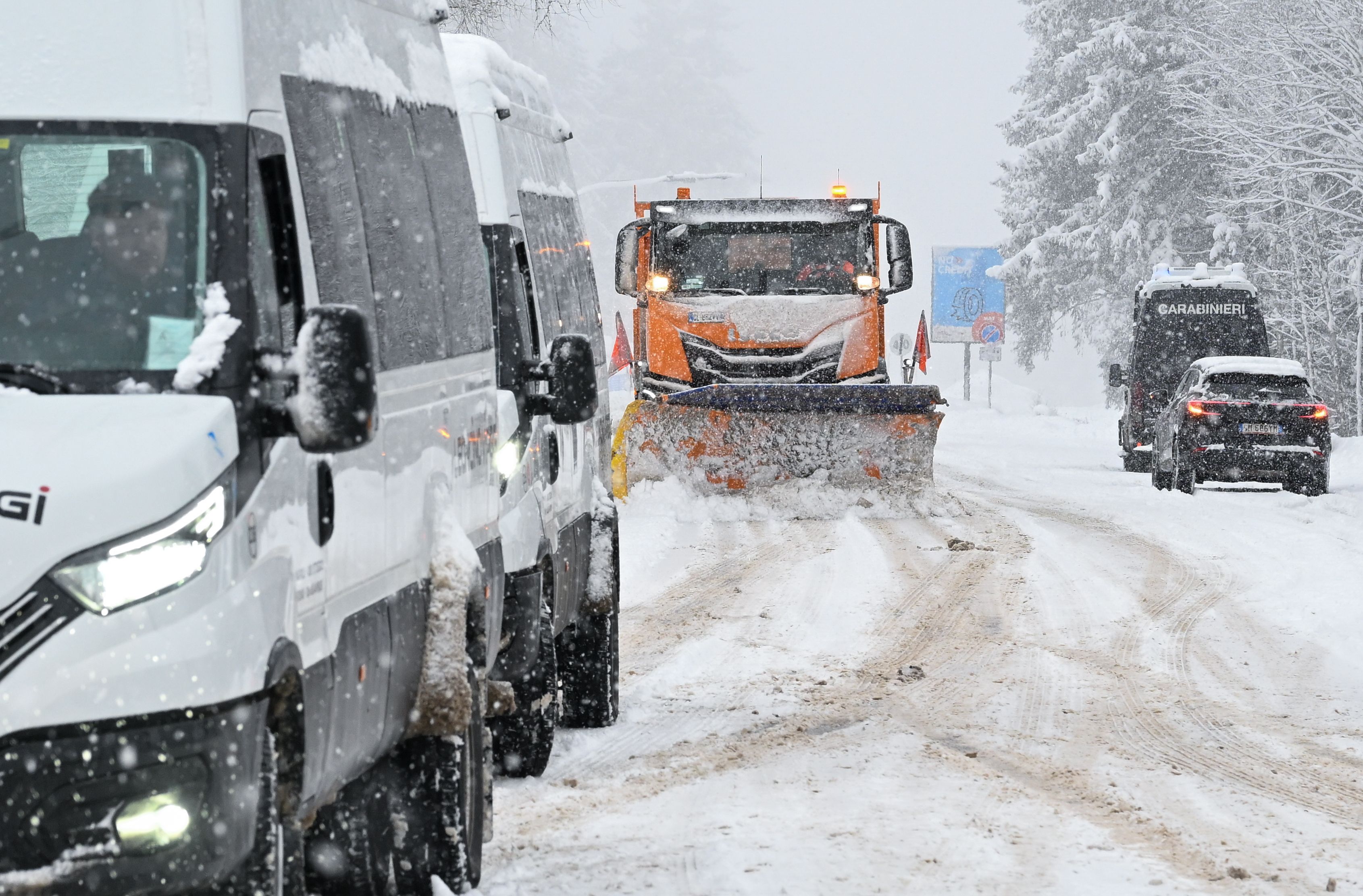 Ungefähr so dürfte sich die Google-Warnung die Wetterprognose vorstellen. Archivbild Februar 2026: Ein Schneepflug räumt die Zufahrtsstraße zur Biathlon-Arena in Antholz im Rahmen der Olympischen Winterspiele.