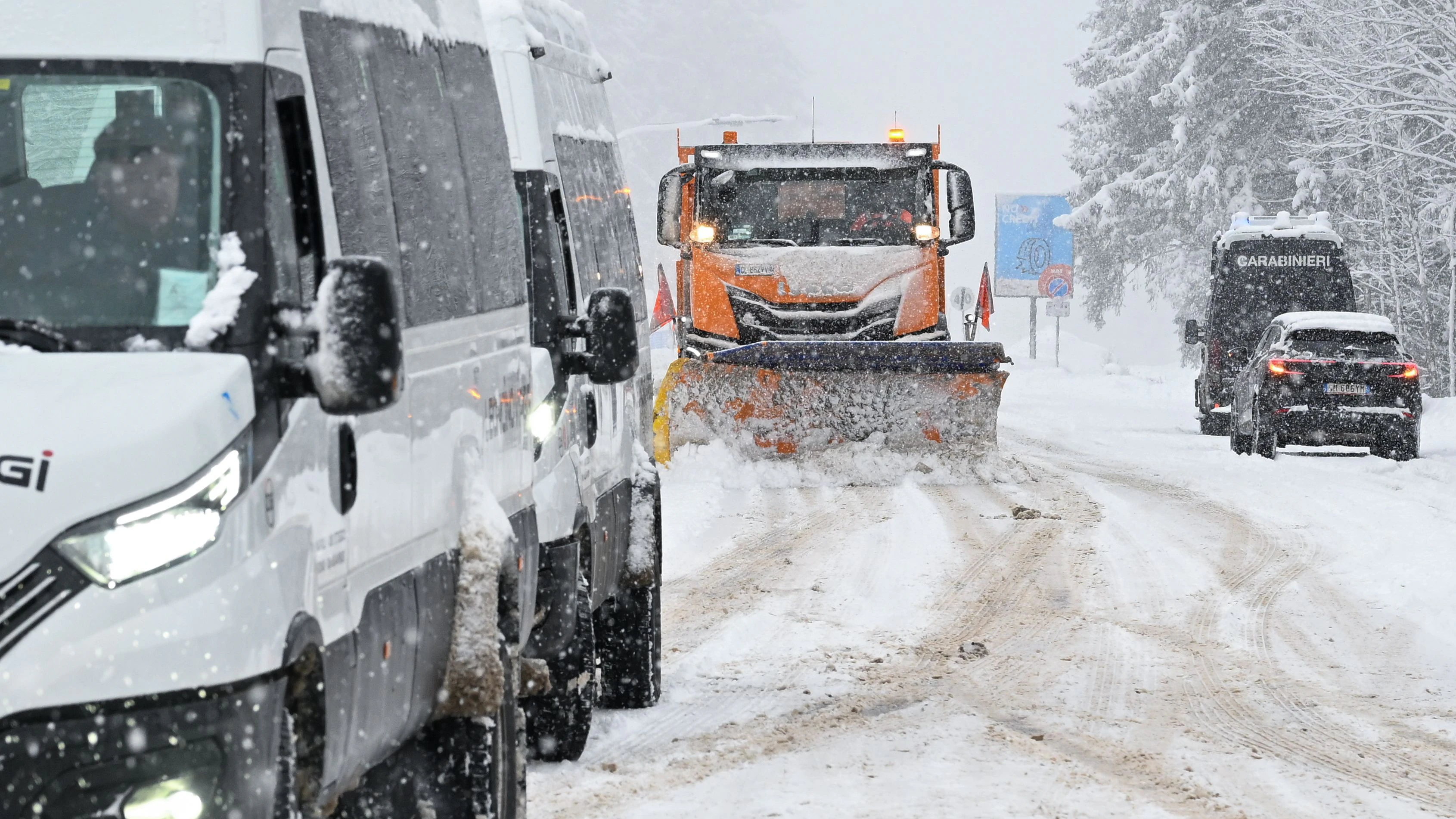 Ungefähr so dürfte sich die Google-Warnung die Wetterprognose vorstellen. Archivbild Februar 2026: Ein Schneepflug räumt die Zufahrtsstraße zur Biathlon-Arena in Antholz im Rahmen der Olympischen Winterspiele.